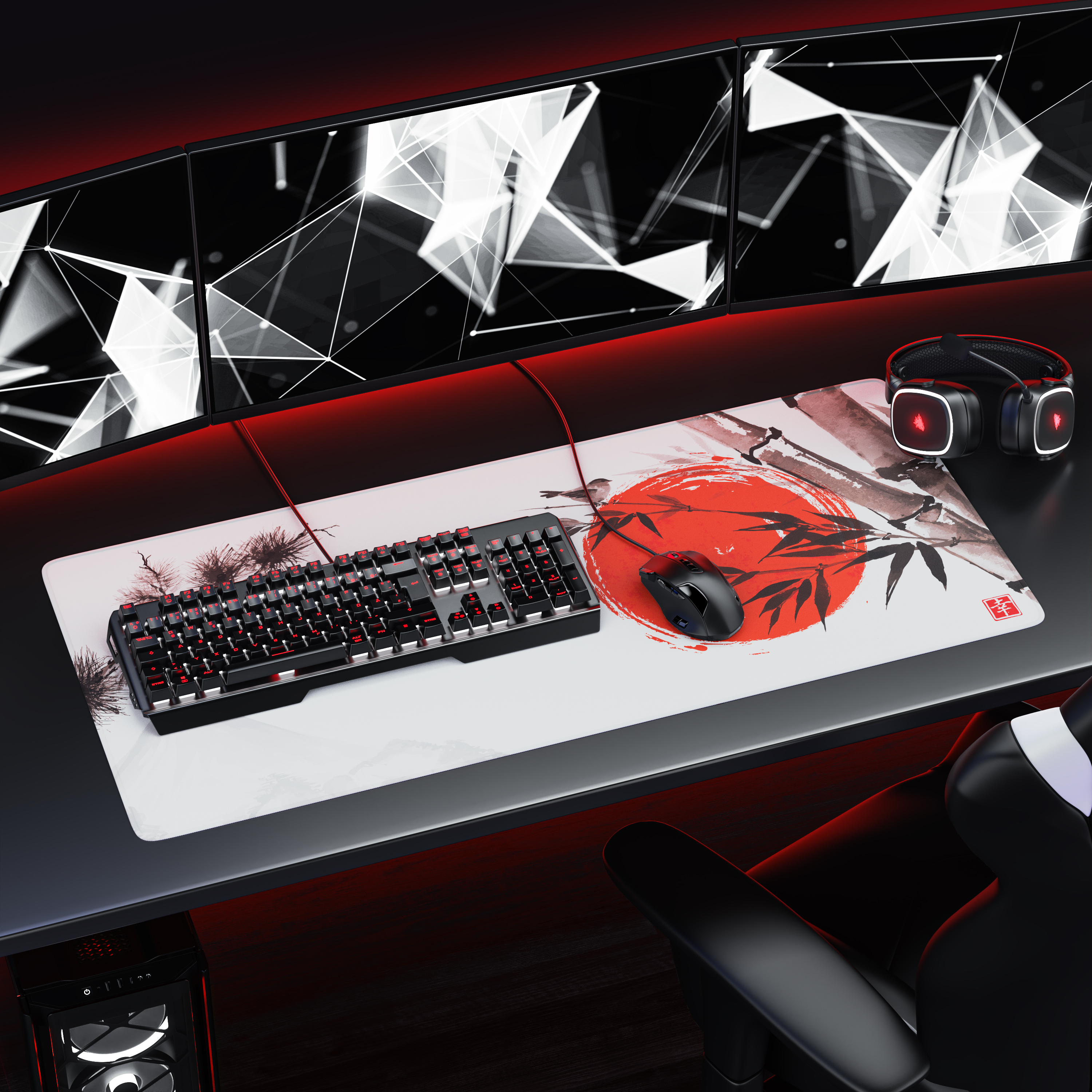 Gaming-Setup mit drei Monitoren, schwarzer Tastatur, Maus, Headset und einem großen asiatischen Design-Mauspad.
