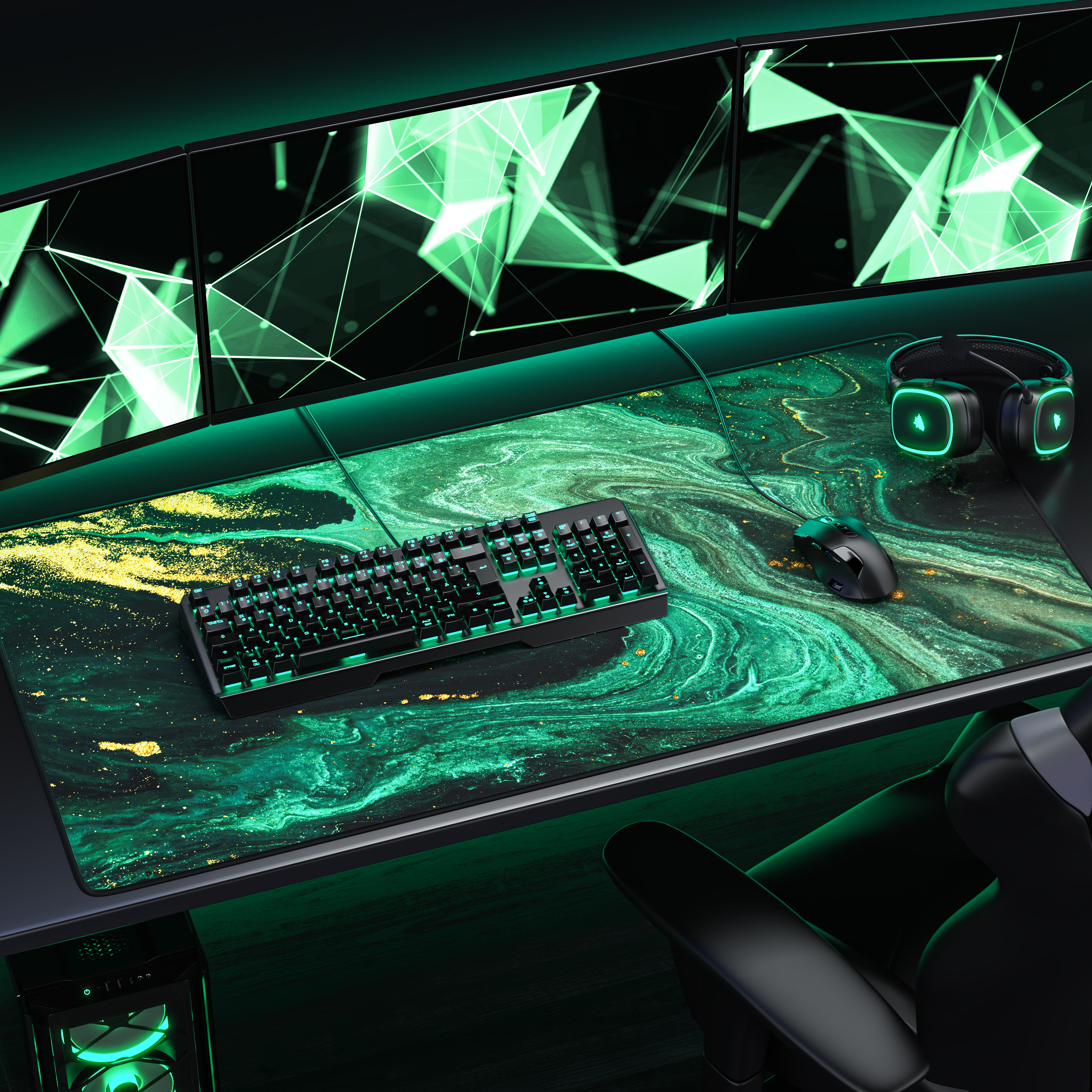 Ein Gaming-Schreibtisch mit grün beleuchteten Monitoren, Tastatur, Maus, Headset und einem großen Marmormuster-Mauspad.