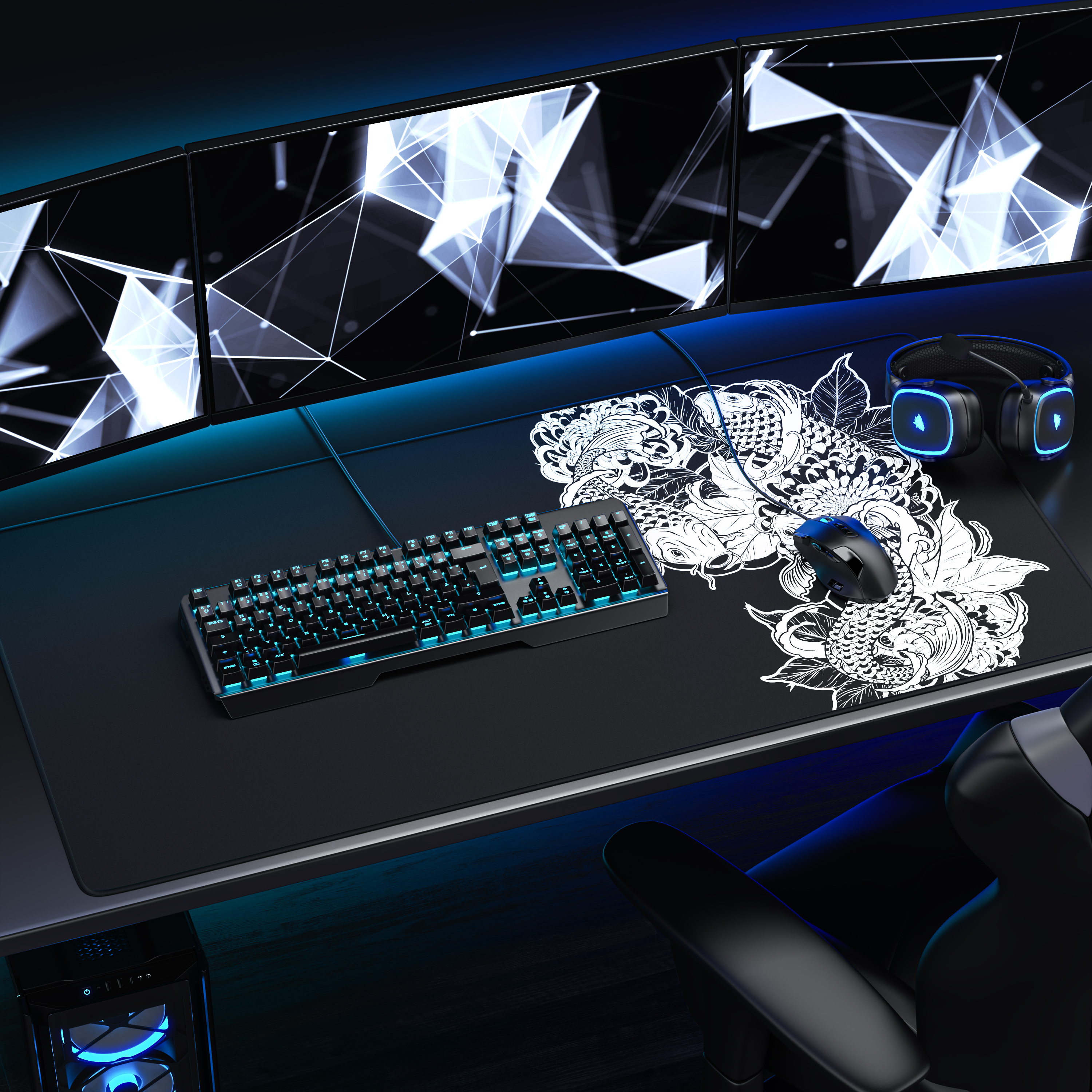 Ein Gaming-Setup mit drei Monitoren, Tastatur, Maus, Kopfhörern und einer großen Unterlage auf dem Schreibtisch.