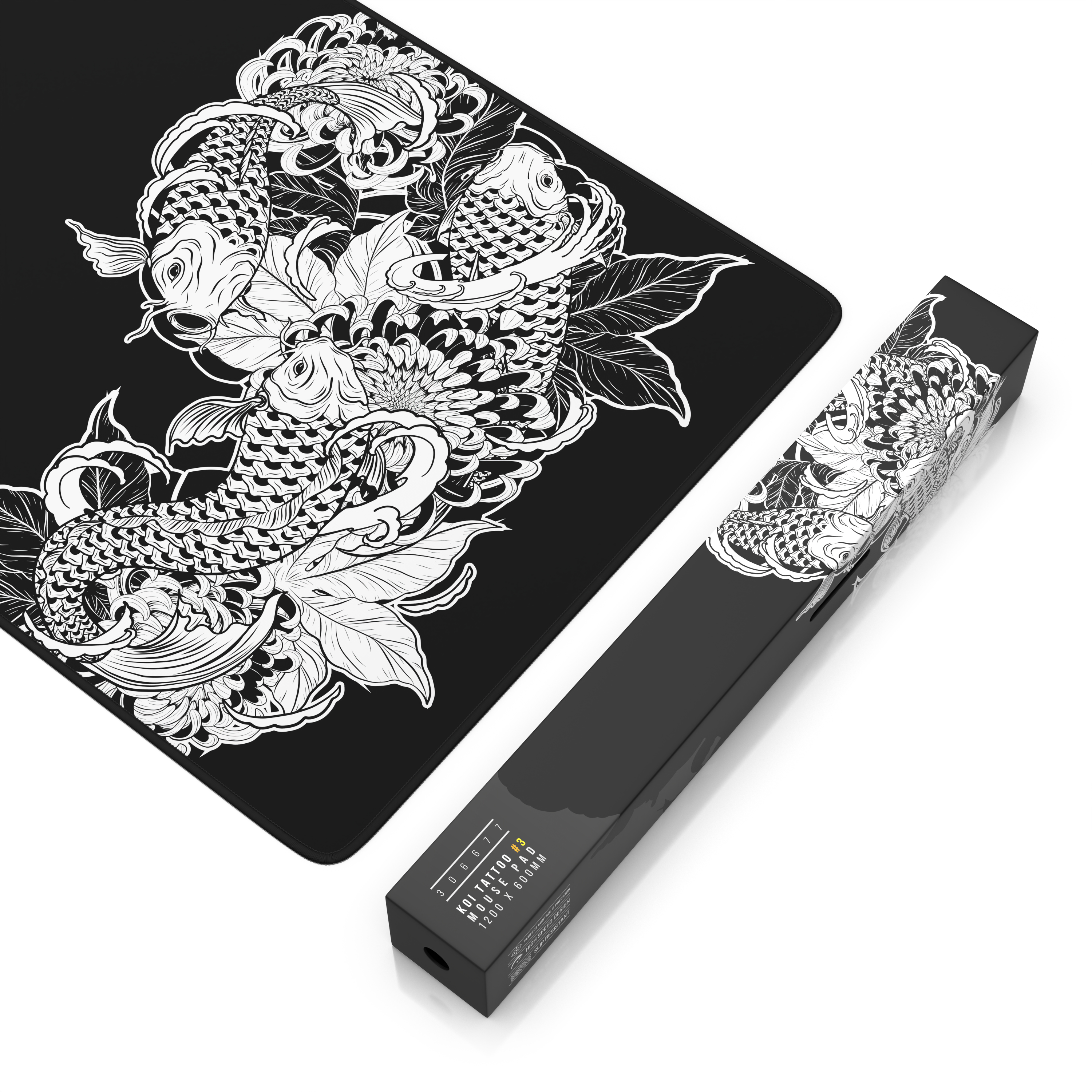 Eine schwarze Schreibtischunterlage mit weißen Koi-Karpfen und Blumen, daneben die passende lange schwarze Verpackung.