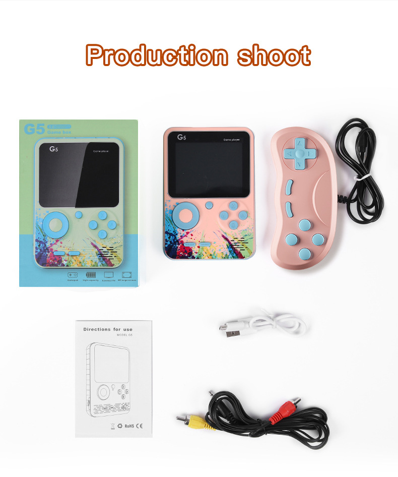 Handgehaltene Spielekonsole G5 mit Box, Controller, Bedienungsanleitung und Kabeln auf weißem Hintergrund.