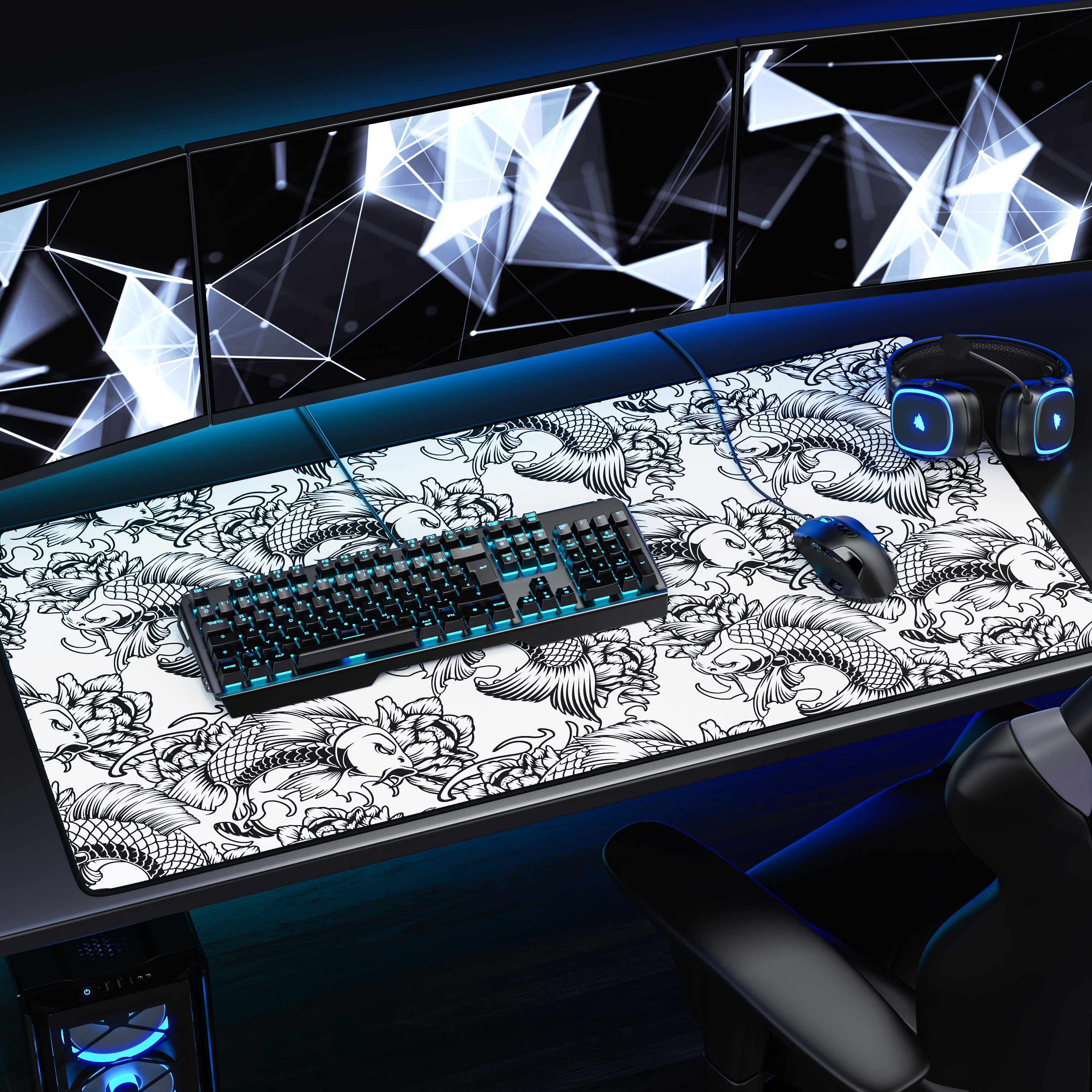 Ein Gaming-Schreibtisch mit drei Monitoren, blauem Licht, einer koi-Muster-Mausmatte, Tastatur, Maus und Kopfhörern.