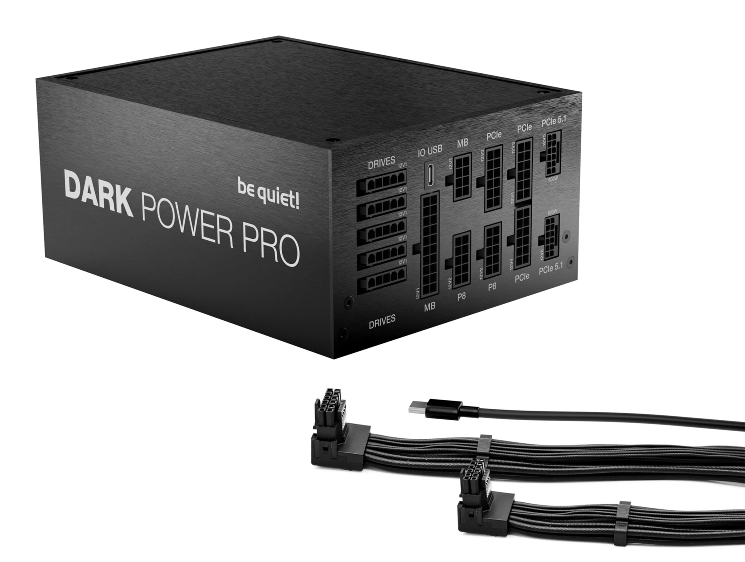 Ein schwarzes be quiet! Dark Power Pro Netzteil mit modularen Kabeln auf weißem Hintergrund.