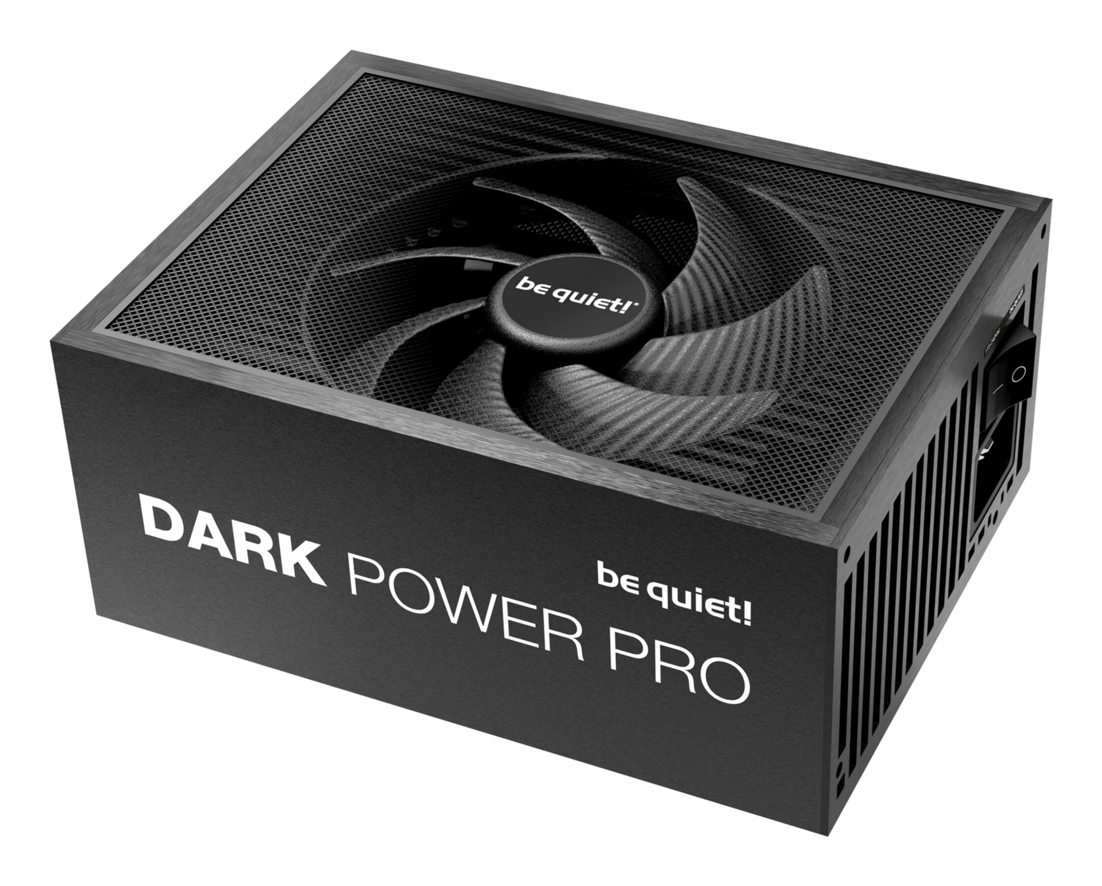Schwarzes Dark Power Pro PC-Netzteil mit integriertem Lüfter und weißer Aufschrift auf weißem Hintergrund.