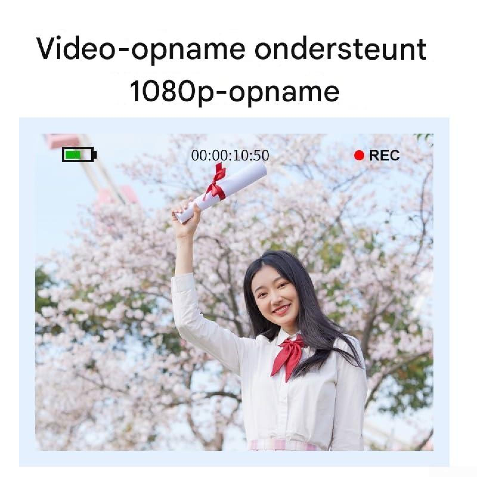 Eine lächelnde junge Frau hält ein Diplom vor blühenden Kirschbäumen in die Höhe, festgehalten auf einer Videoschnittstelle.