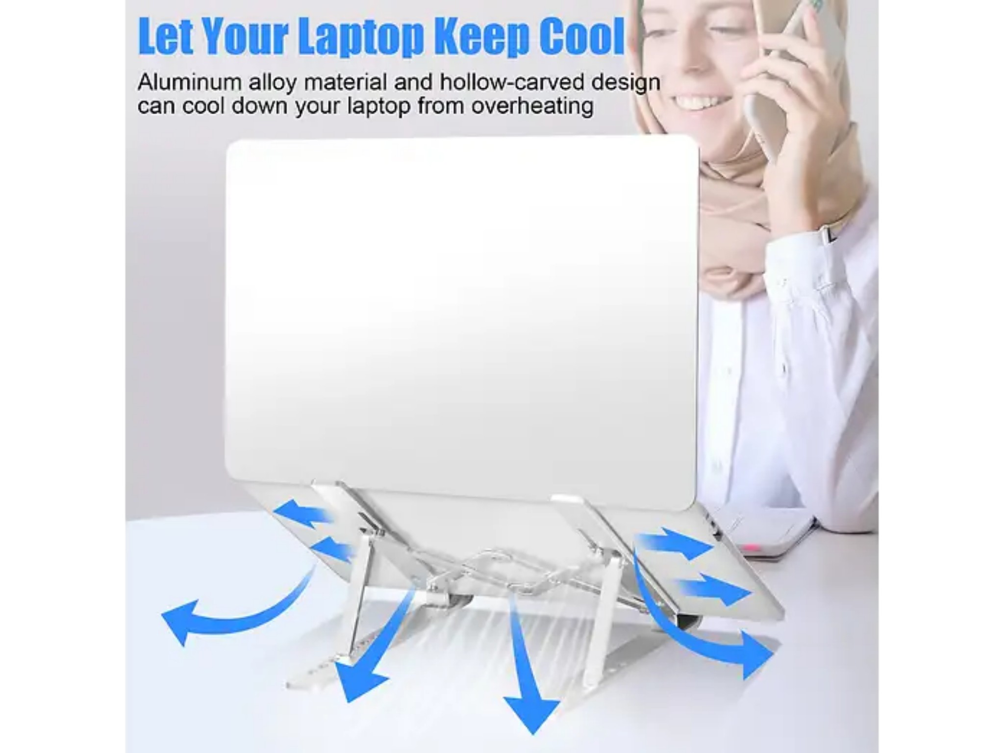 Ein Laptop auf einem Kühlständer aus Aluminium mit blauen Luftstrompfeilen und einer Frau im Hintergrund.