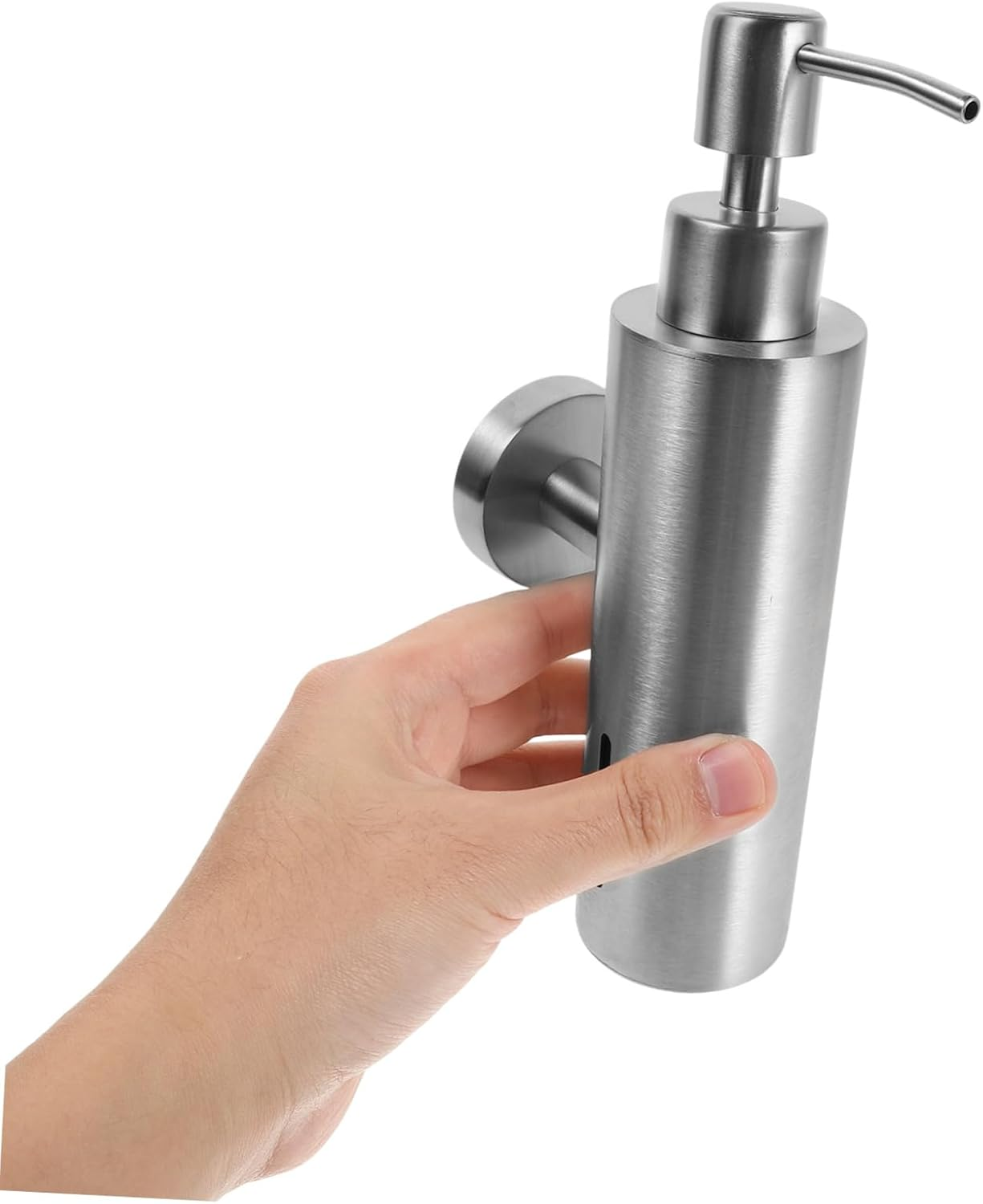 Eine Hand hält einen wandmontierten Seifenspender aus Edelstahlt vor weißem Hintergrund.