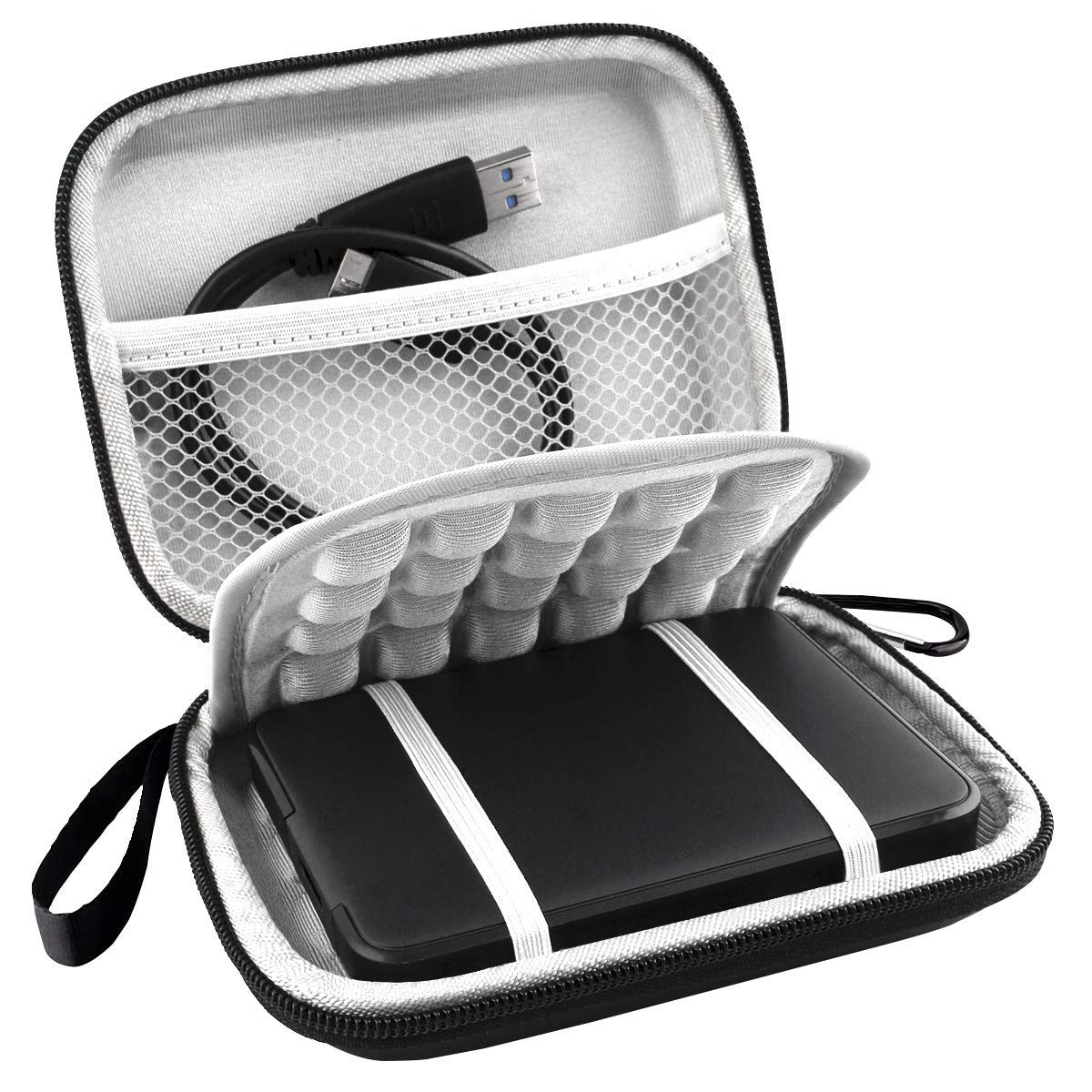 Ein offener schwarzer Hartschalenkoffer enthält eine externe Festplatte und ein USB-Kabel.