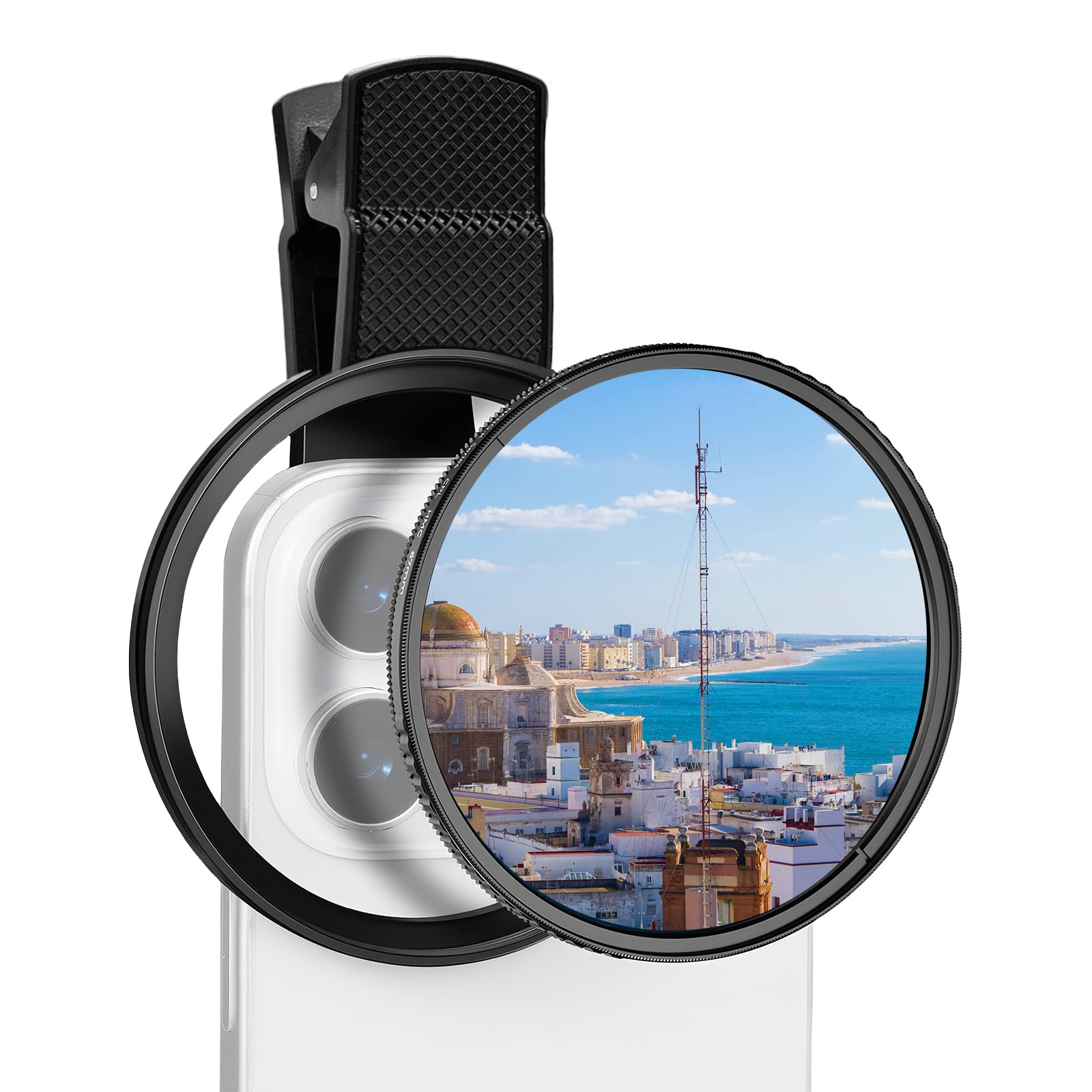 Smartphone mit Kamera-Clip und Filter, der einen Küstenblick mit Stadt und Meer zeigt.