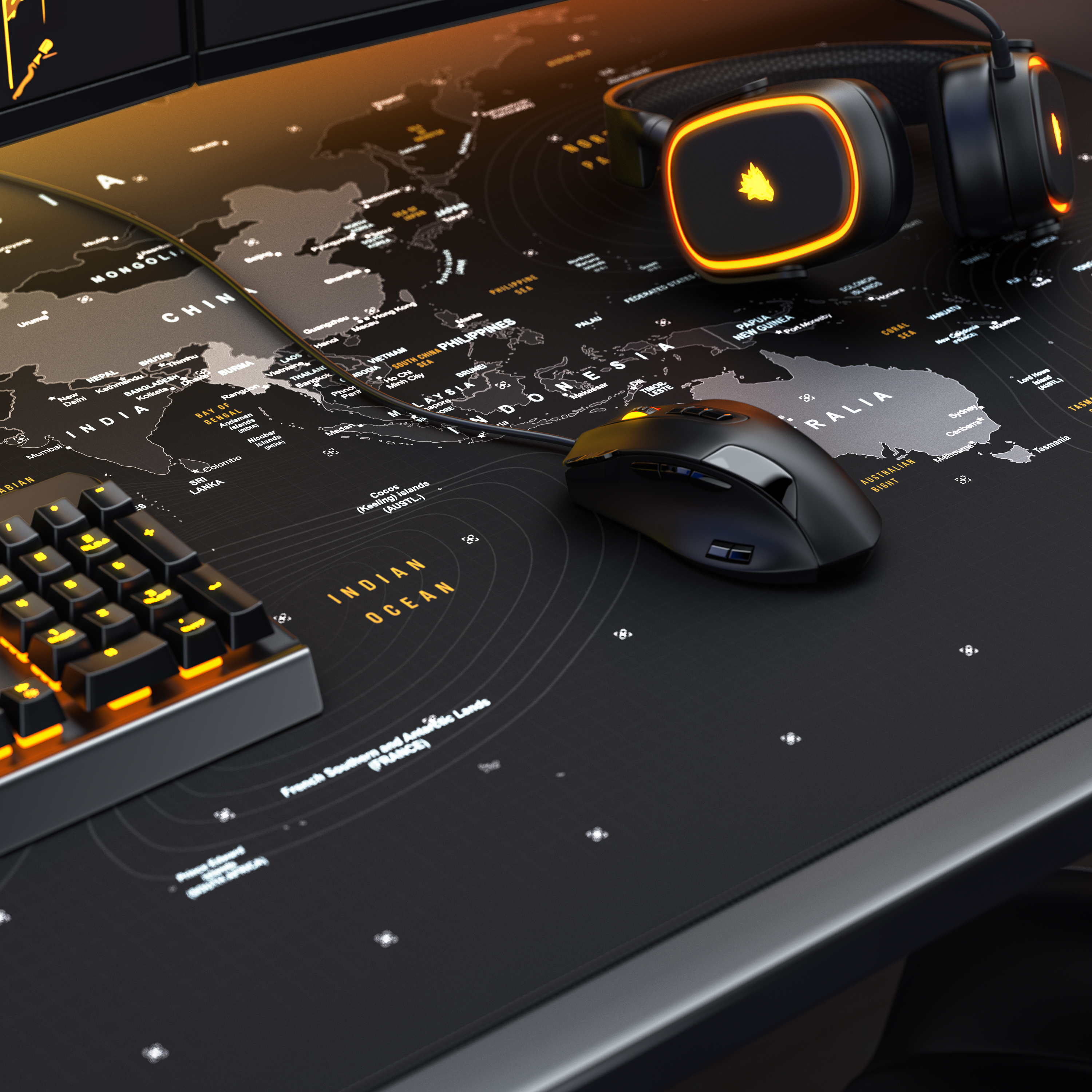 Ein Gaming-Setup auf einer Weltkarten-Schreibtischunterlage mit beleuchteter Tastatur, Maus und orange leuchtenden Kopfhörern.