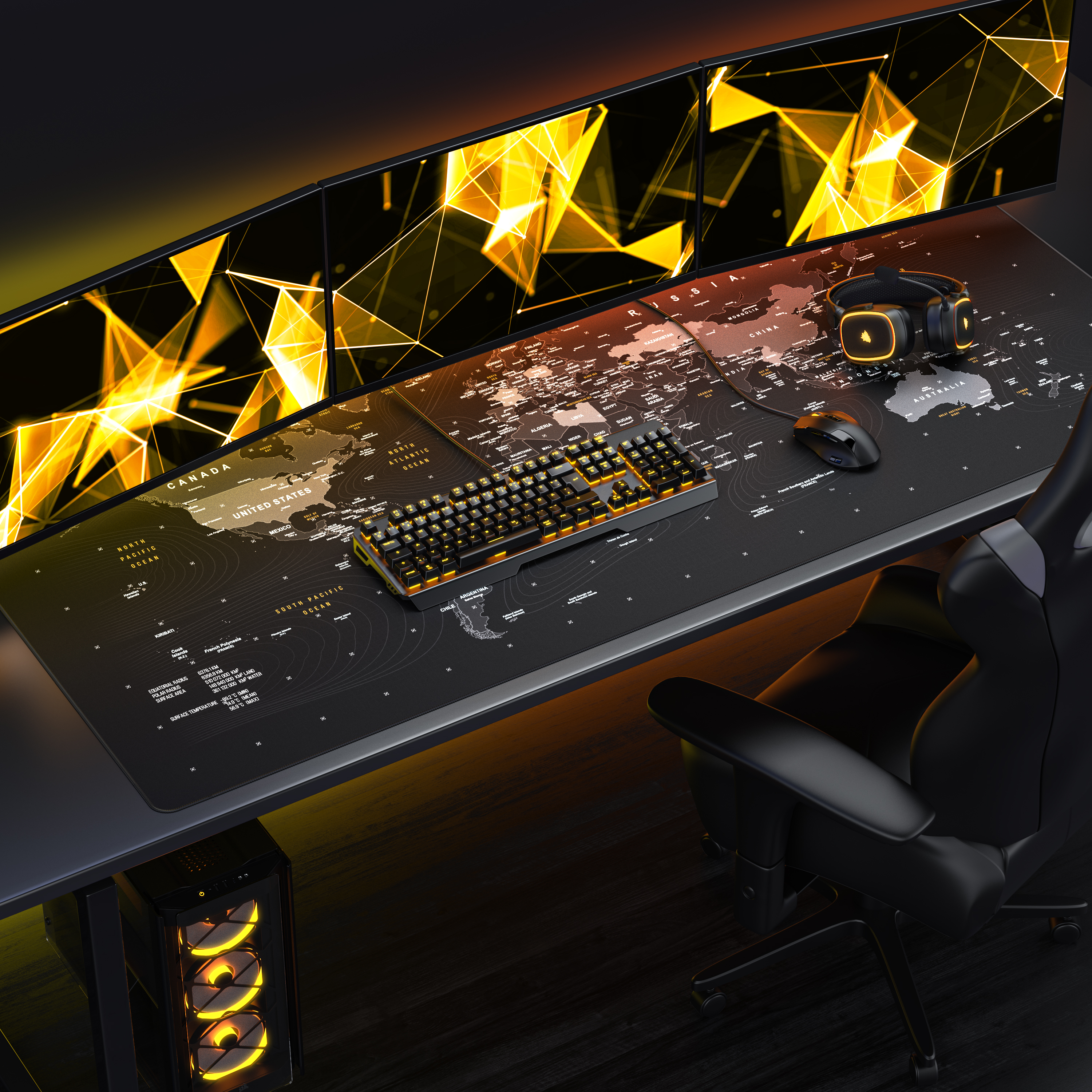 Gaming-Schreibtisch mit vier Monitoren, Weltkarten-Mauspad, beleuchteter Tastatur, Maus, Headset und schwarzem Stuhl.