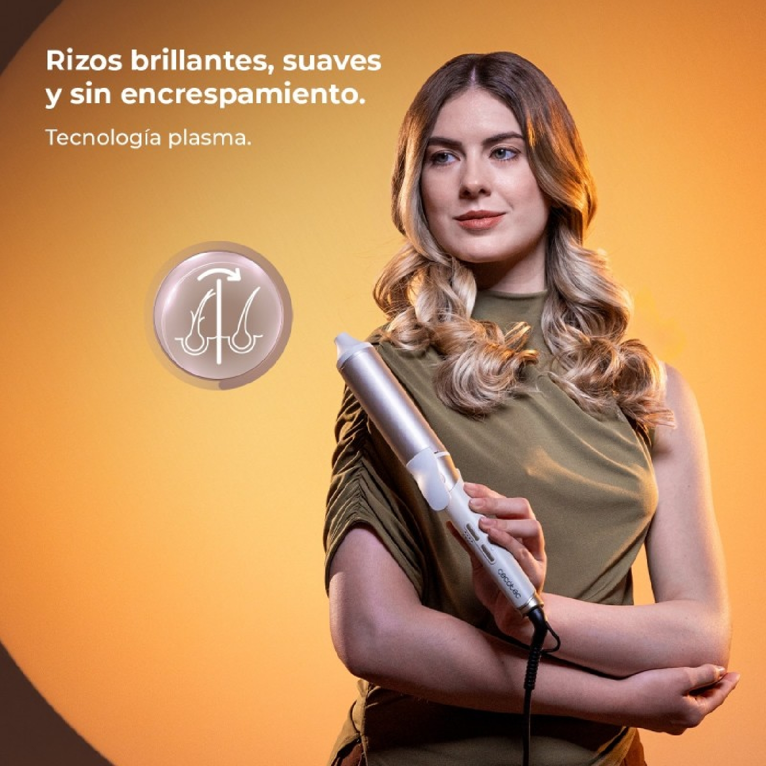 Una mujer con cabello rubio sostiene un rizador ante un fondo naranja.
