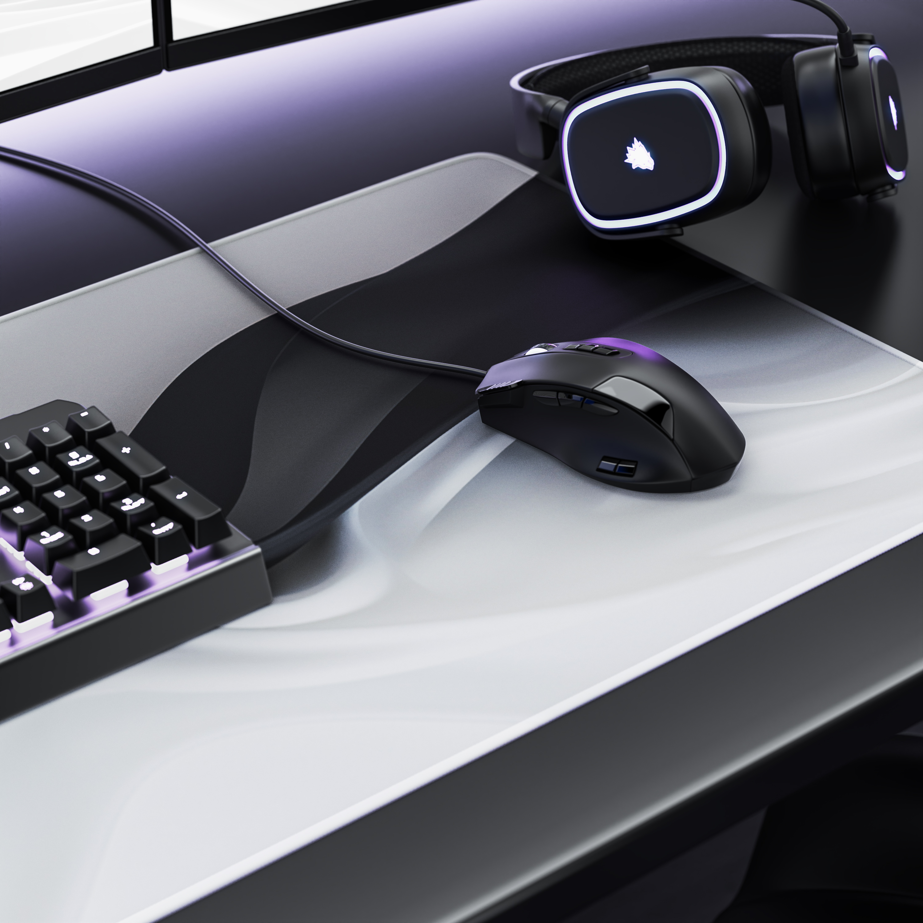 Ein Gaming-Setup zeigt eine schwarze Maus, Tastatur, ein Mauspad und beleuchtete Kopfhörer.