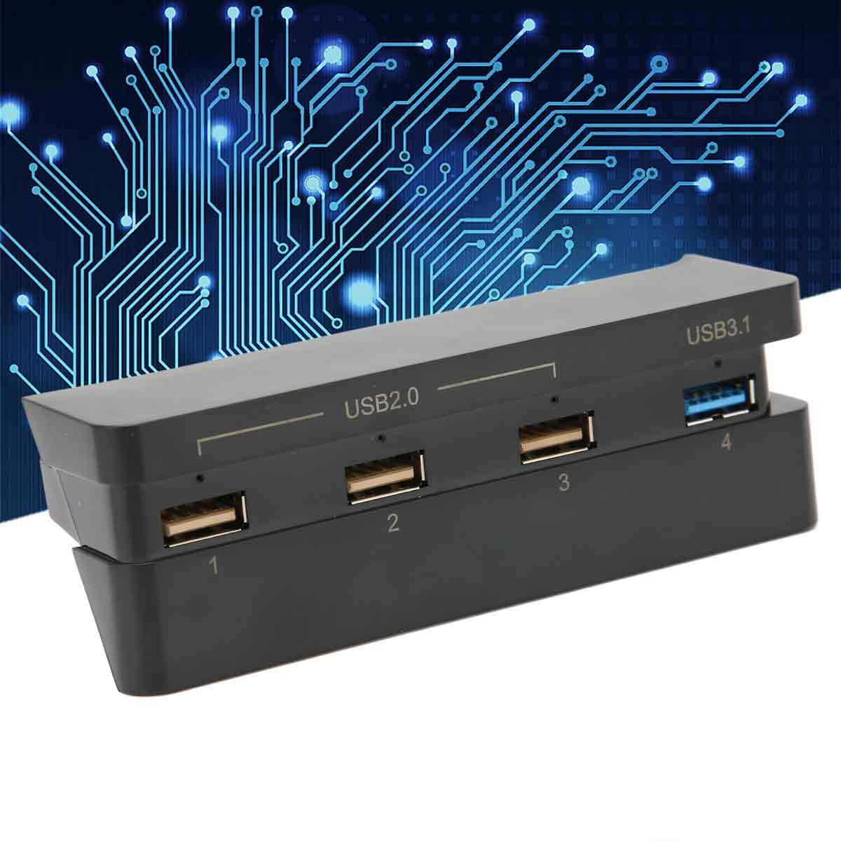 Ein schwarzer USB-Hub mit drei USB 2.0- und einem USB 3.1-Anschluss vor einem blauen Leiterplattenhintergrund.