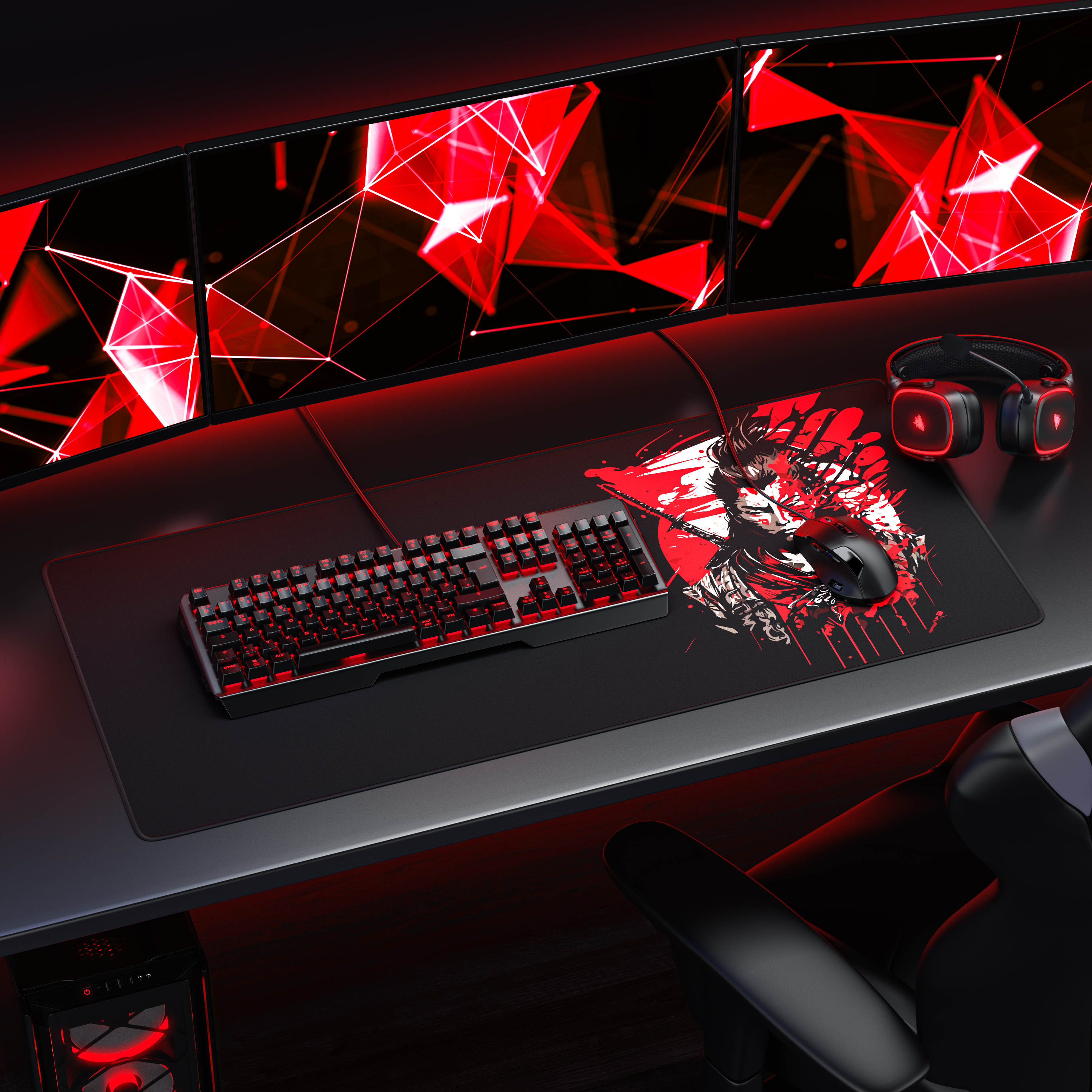 Gaming-Schreibtisch mit drei Monitoren, Tastatur, Maus und Kopfhörern in Rot und Schwarz.