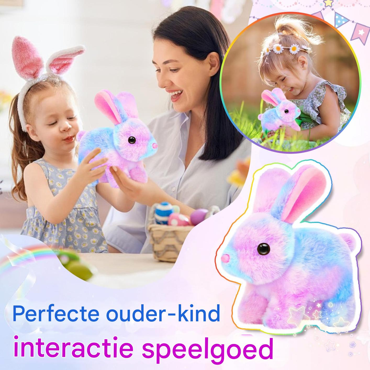 Mutter und Kind spielen glücklich mit einem rosa-blauen Plüschhasen.