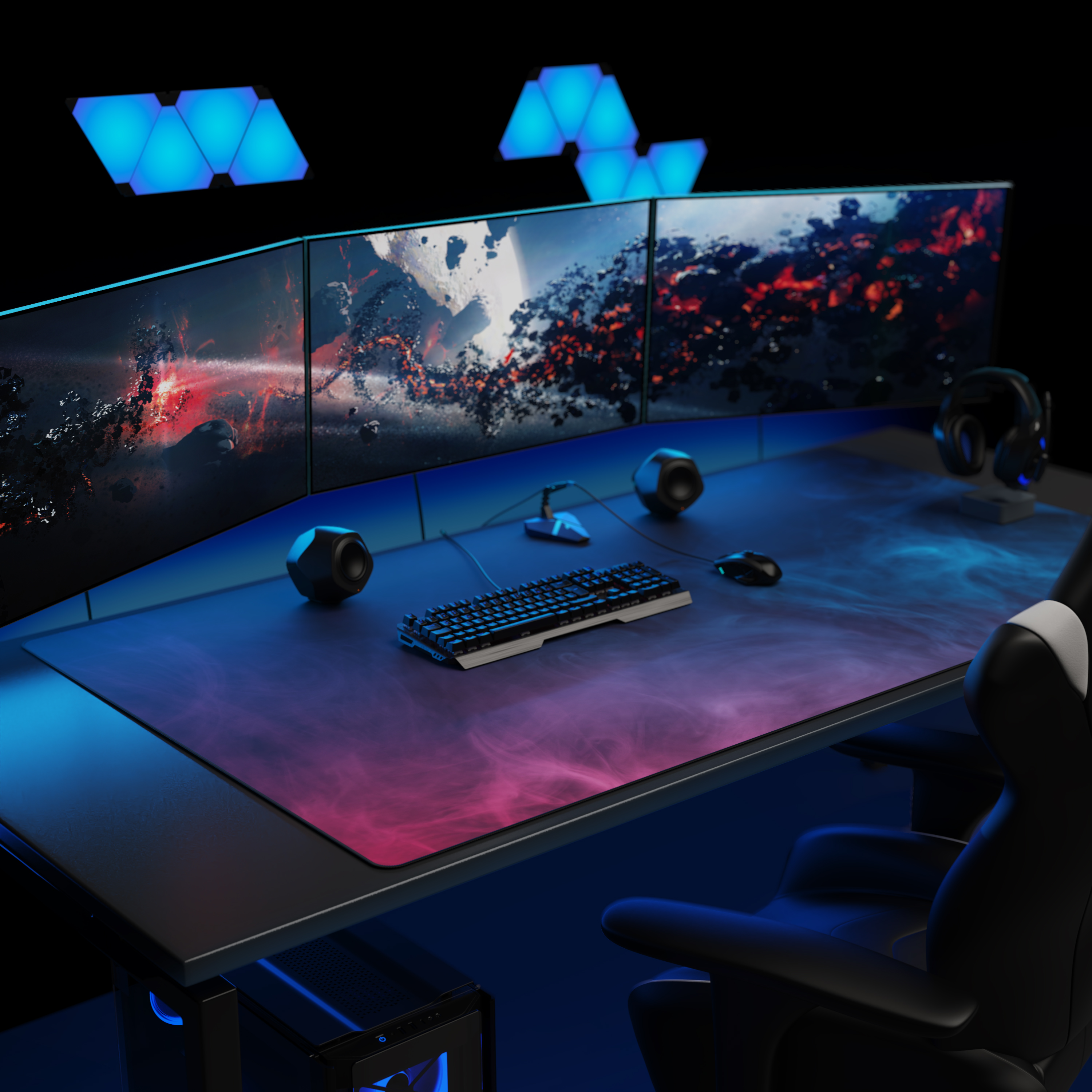 Ein Gaming-Setup mit drei Monitoren, Tastatur, Maus, Lautsprechern und blauen Wandleuchten.