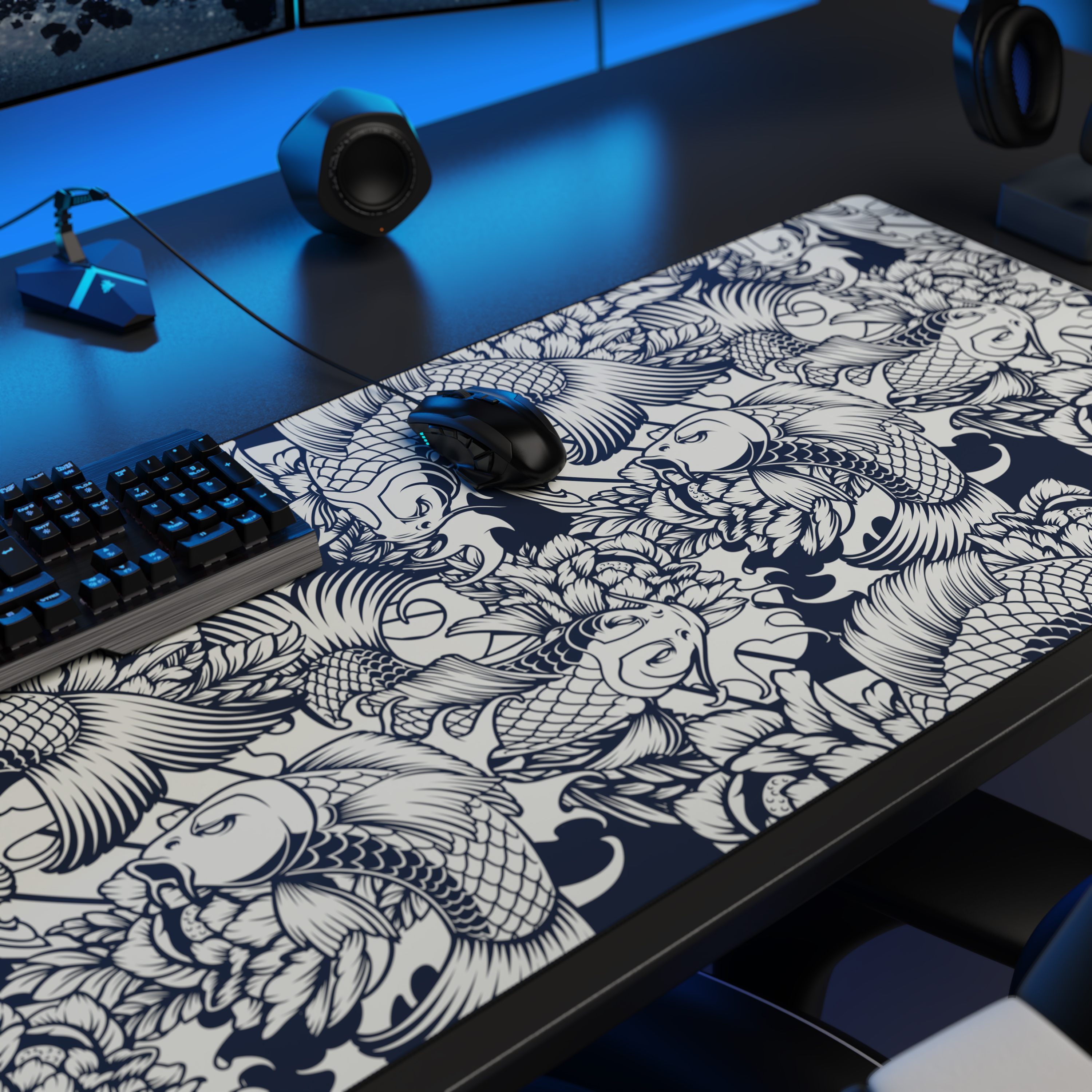 Ein schwarzer Schreibtisch mit Koi-Muster-Mauspad, Maus, Tastatur und blauer LED-Beleuchtung.
