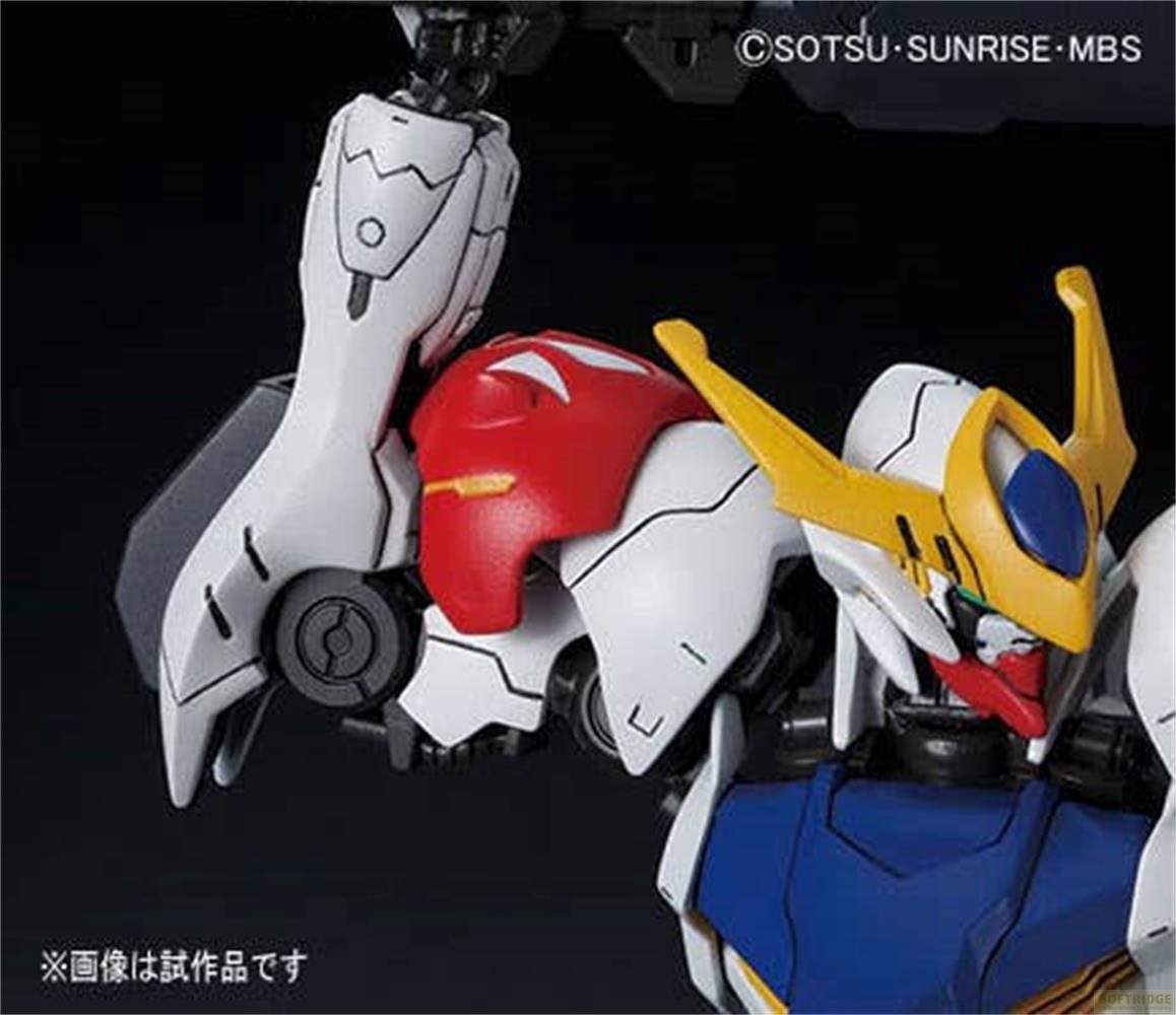 Nahaufnahme der Gundam-Figur mit weißem, rotem, gelbem und blauem Design vor dunklem Hintergrund.