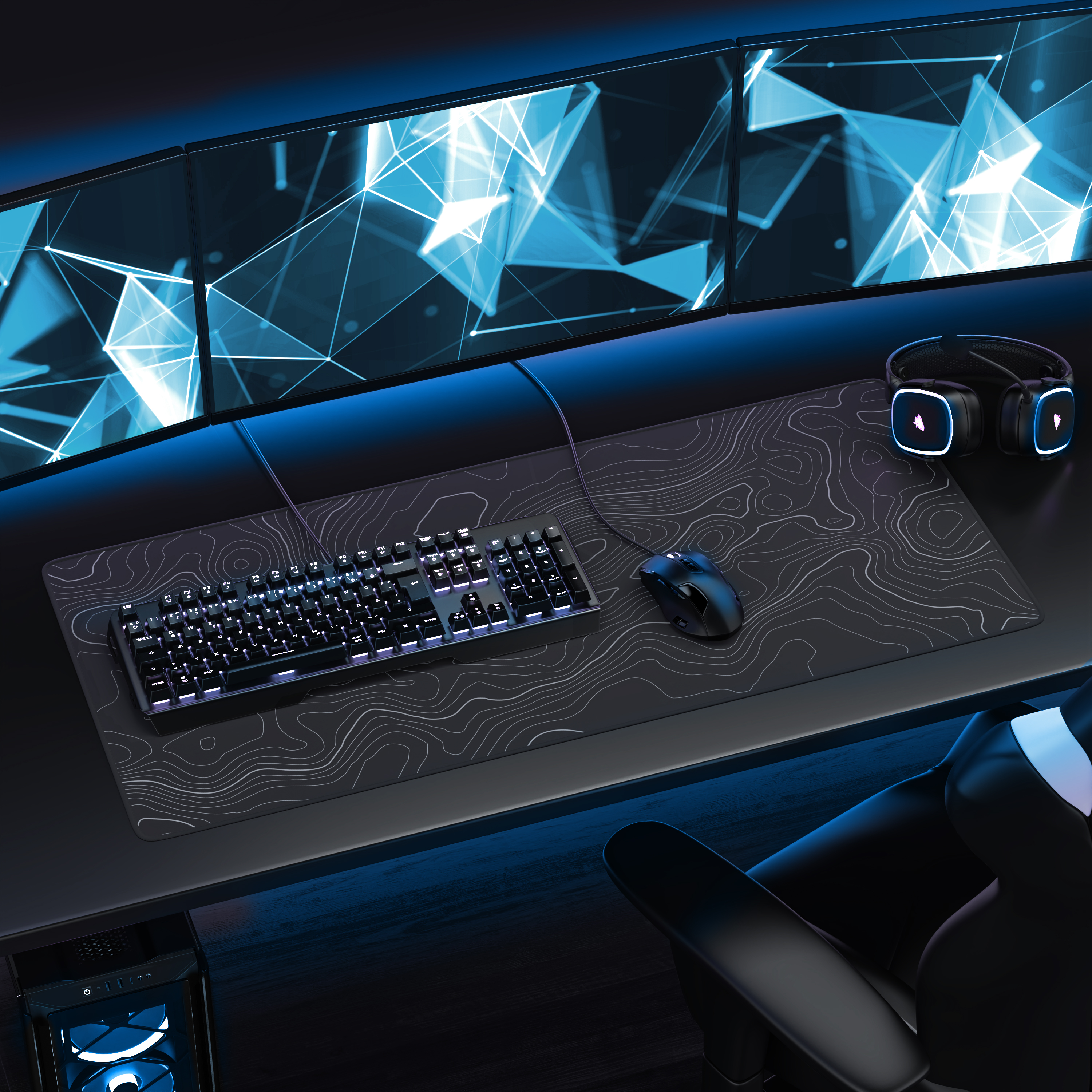 Gaming-Schreibtisch mit vier Monitoren, blauer Beleuchtung, Tastatur, Maus, Headset und einem Stuhl.