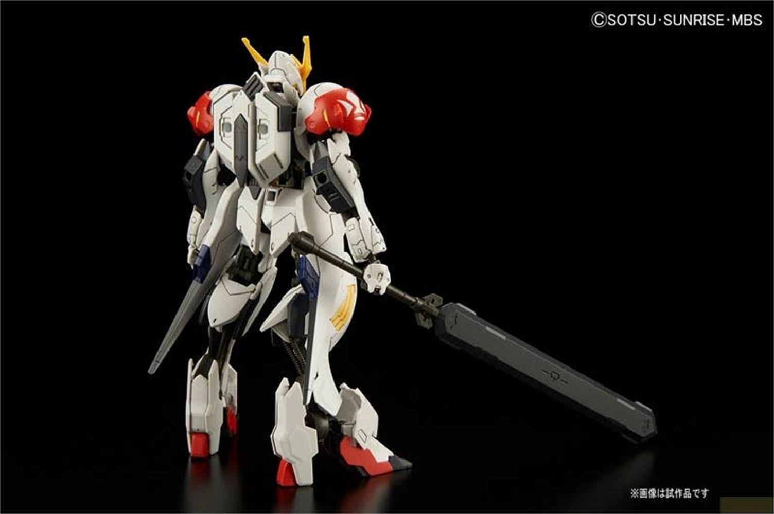 Eine weiße Gundam-Actionfigur von hinten, mit roten Schultern und einem großen Schwert in der Hand auf schwarzem Grund.