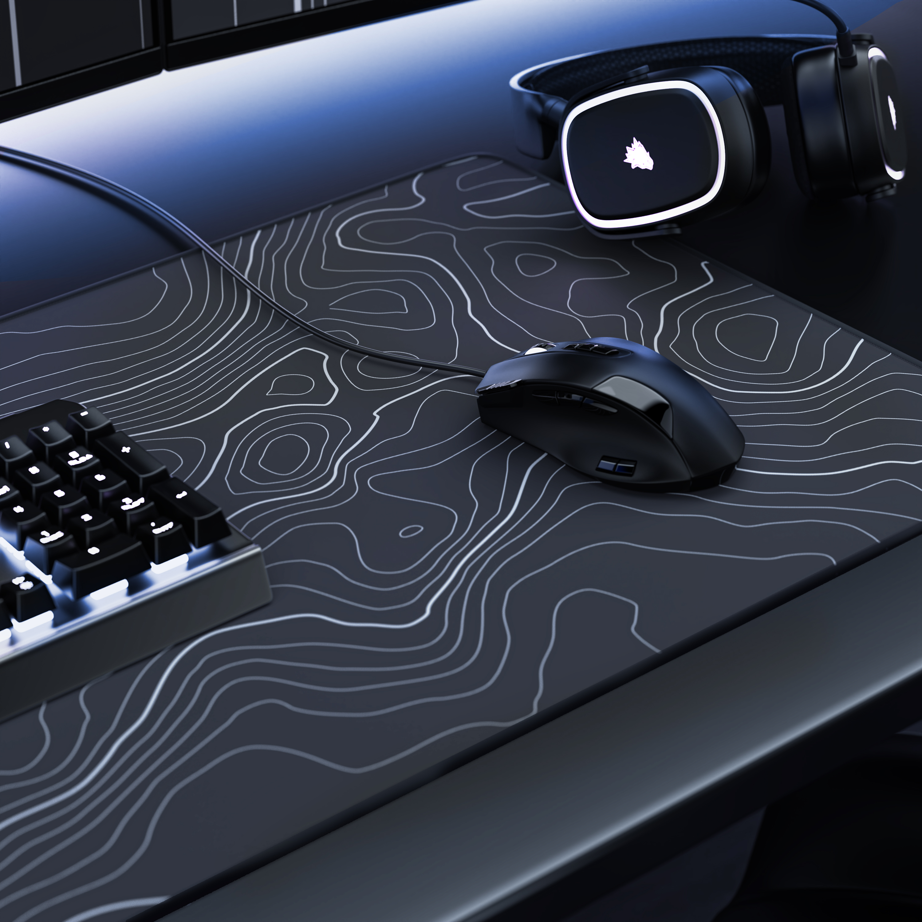 Gaming-Setup mit einem topografischen Mauspad, schwarzer Maus, Tastatur mit weißen Lichtern und beleuchteten Kopfhörern.