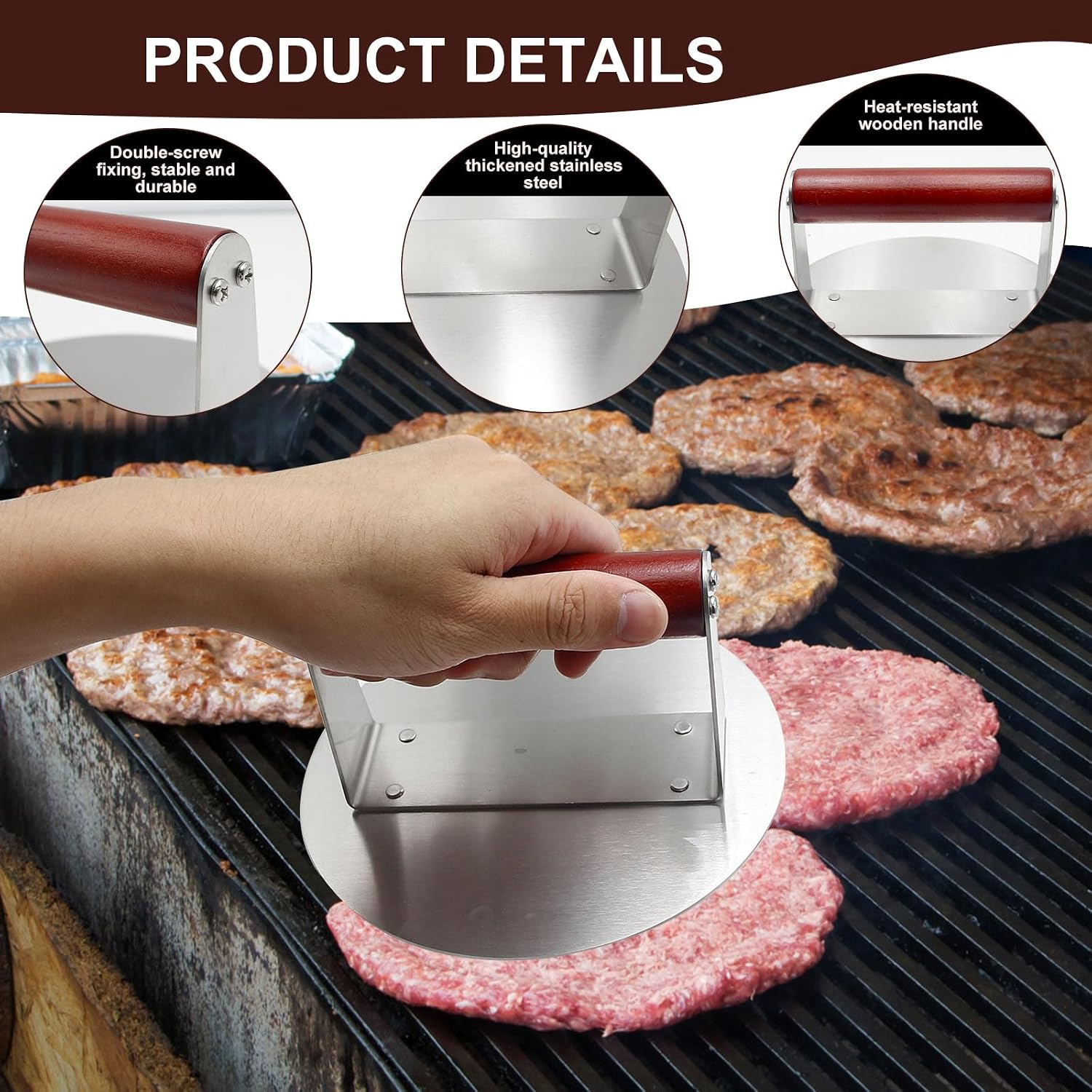 Hand hält Edelstahl-Burgerpresse über Grill mit Fleischpatties, mit Produktmerkmalen.