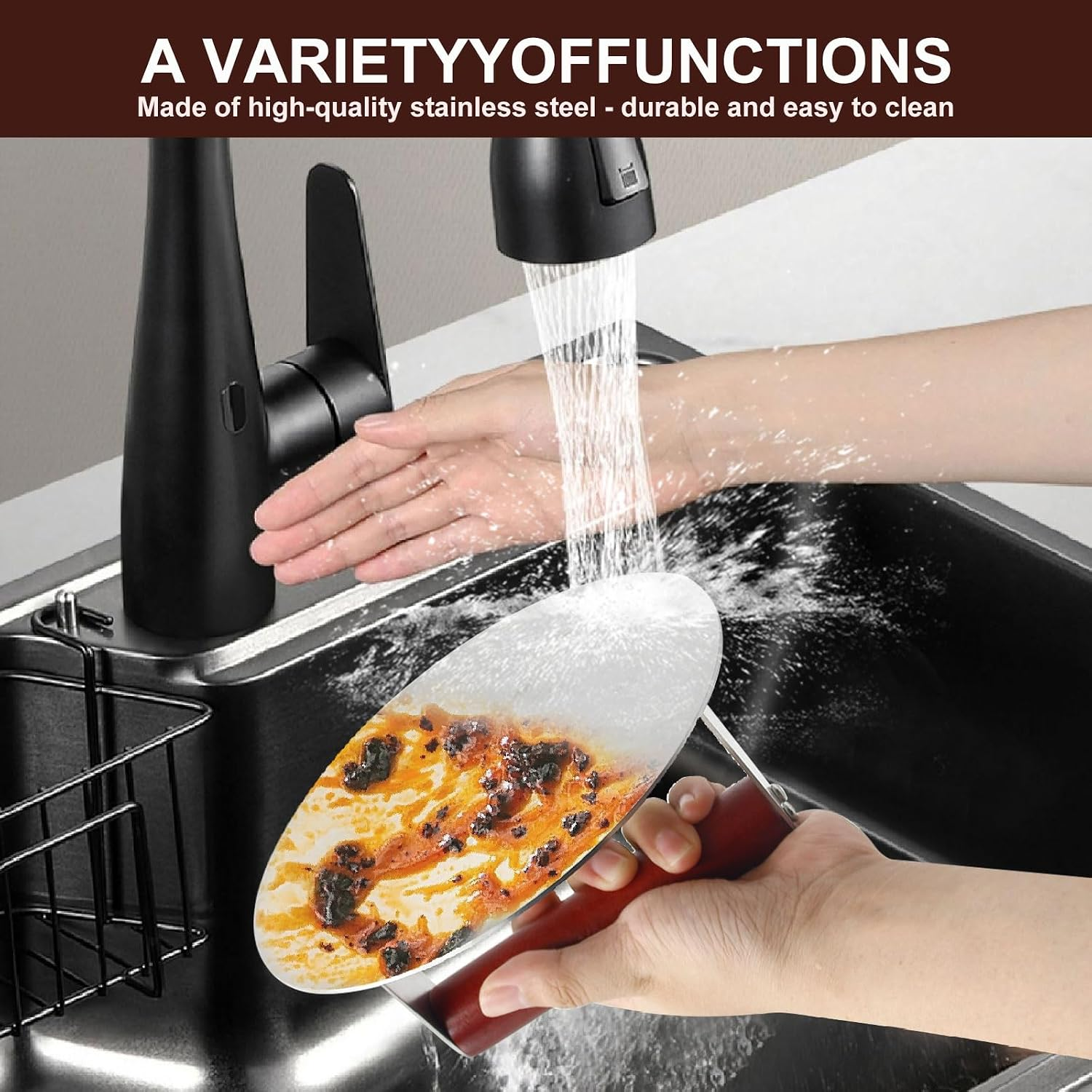 Wasserauslauf spült eine schmutzige Pizzaschaufel und Hände in einem schwarzen Spülbecken.