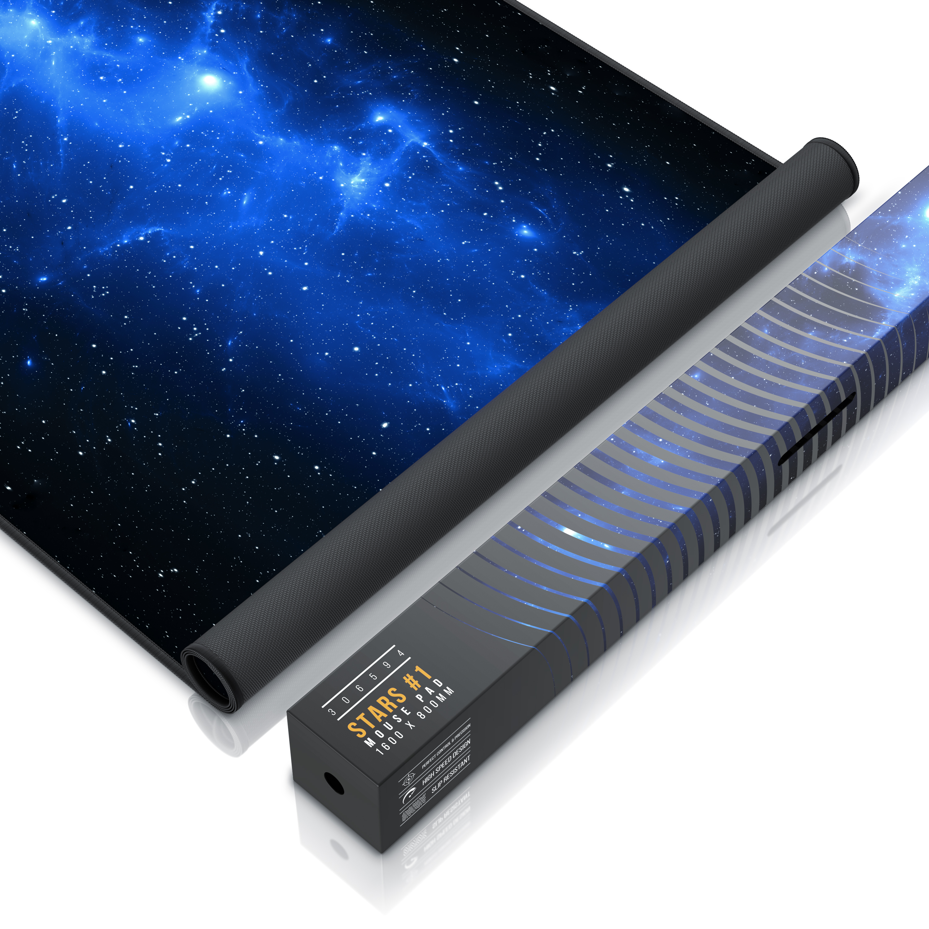 Ein zusammengerolltes blaues Galaxie-Mauspad neben seiner passenden schwarz-blau gemusterten Verpackung.