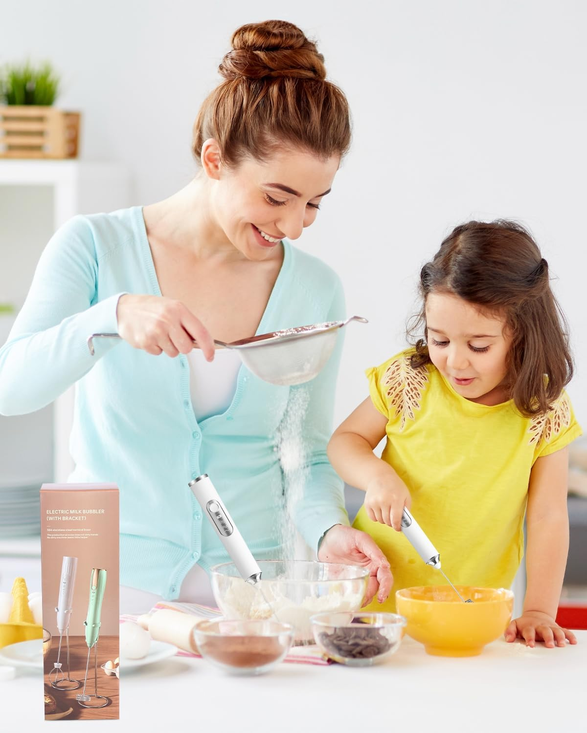 Eine Frau und ein Mädchen backen gemeinsam und benutzen ein Sieb und einen Milchaufschäumer in einer hellen Küche.