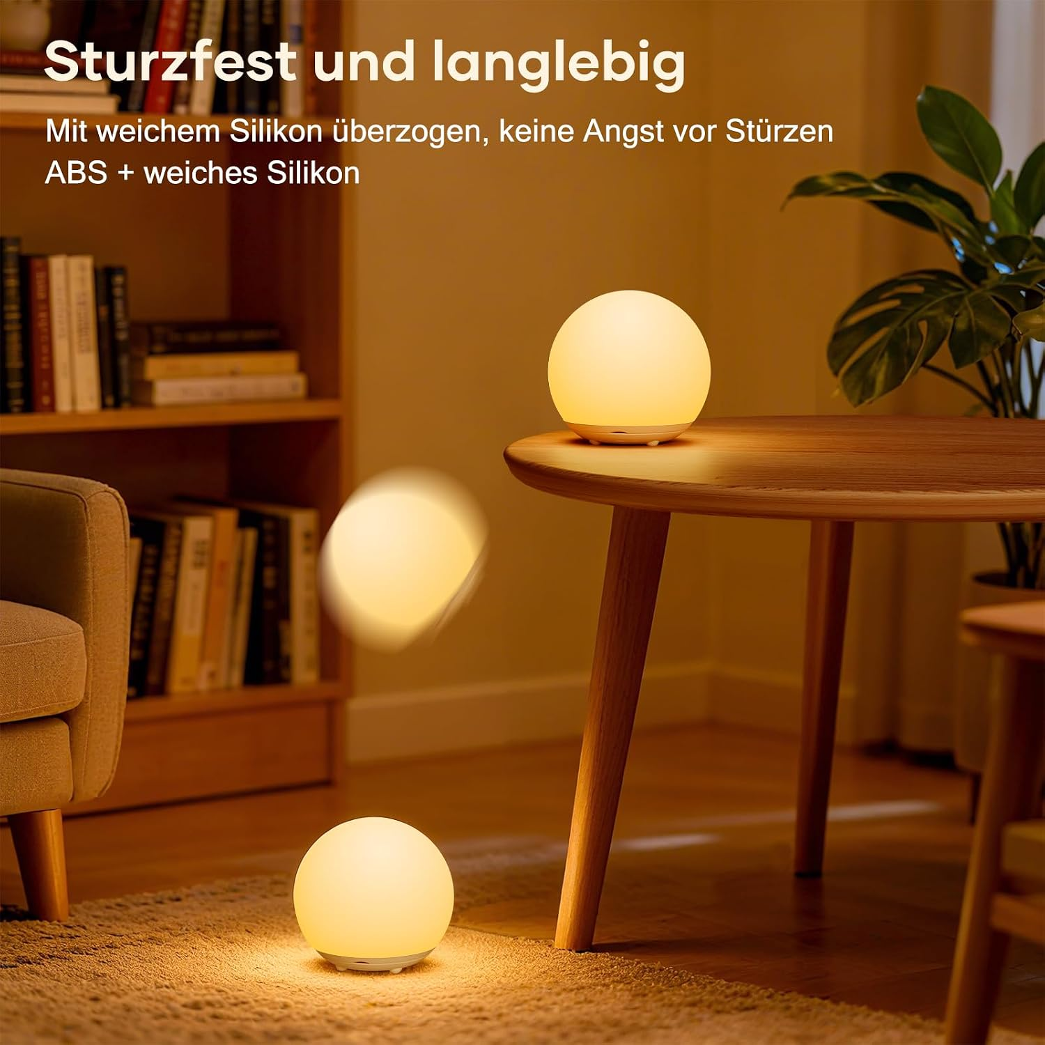 Eine kugelförmige Lampe fällt von einem Tisch auf den Teppich.