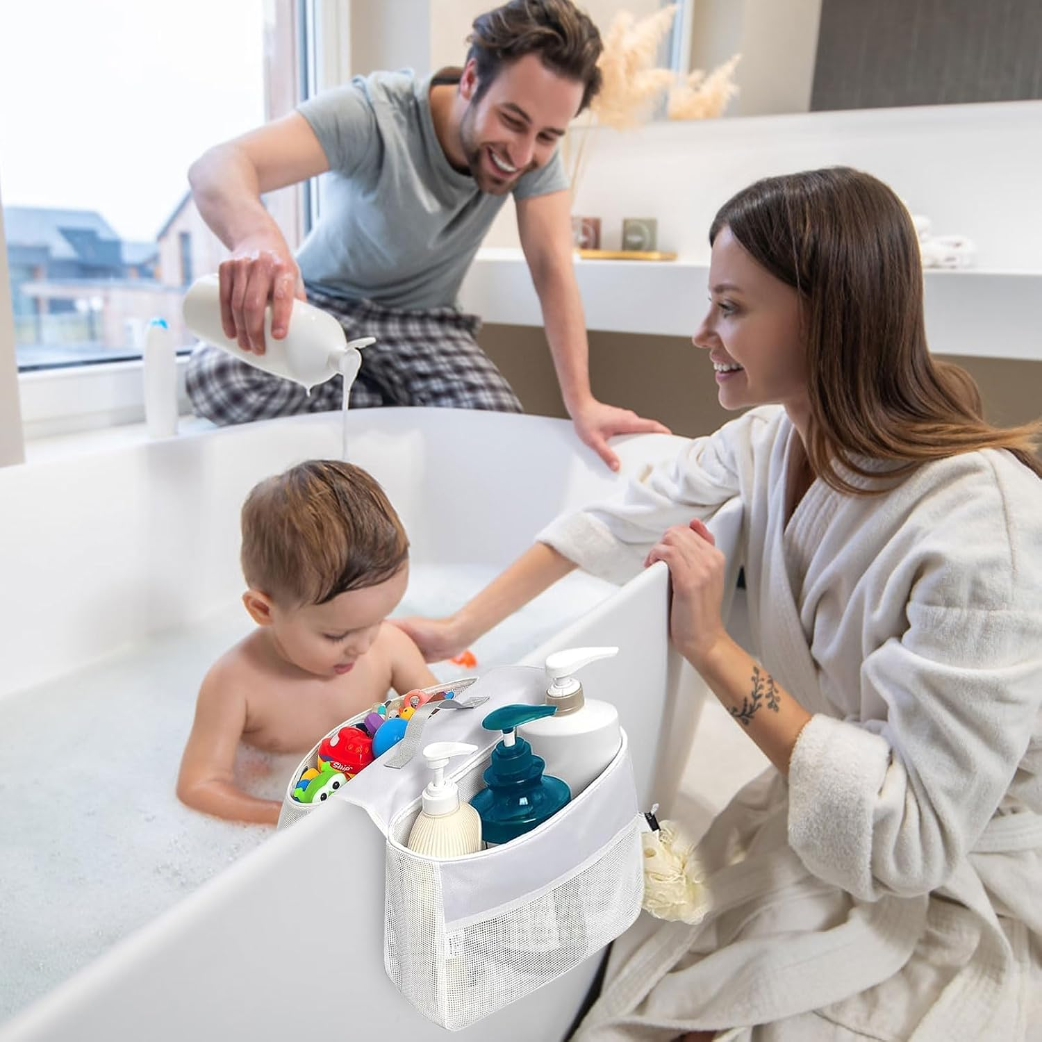 Ein Vater gießt Schaum in die Badewanne, während die Mutter zusieht und ein Kleinkind darin sitzt.