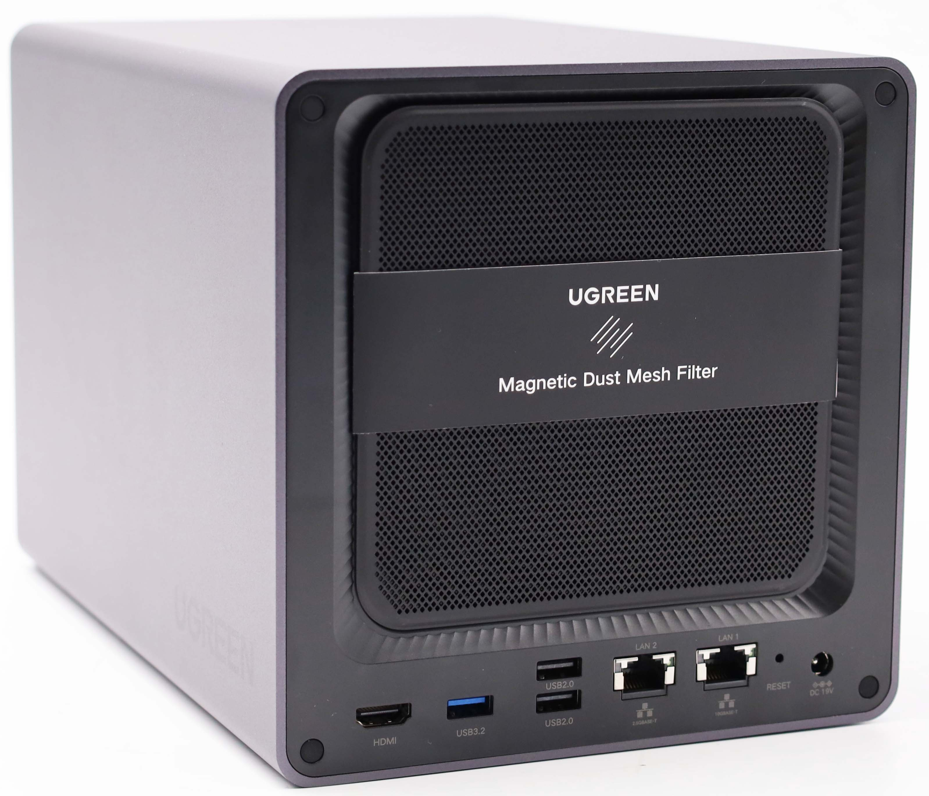 Graues NAS-Gehäuse mit magnetischem Staubfilter, HDMI, USB-Anschlüssen und LAN-Ports auf der Vorderseite.
