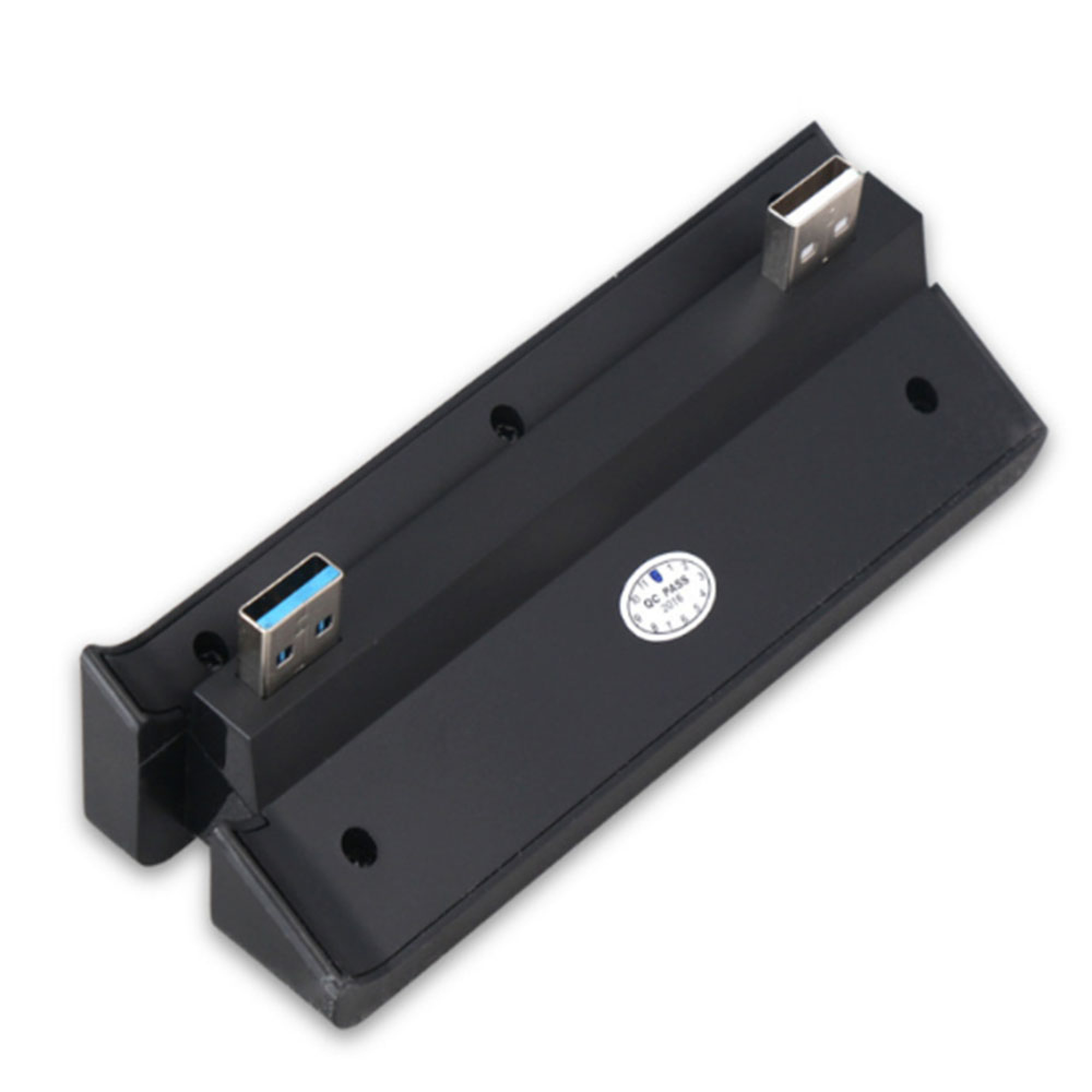 Eine schwarze Dual-USB-Dockingstation mit zwei hervorstehenden USB-Anschlüssen und einem runden QC-Pass-Aufkleber.