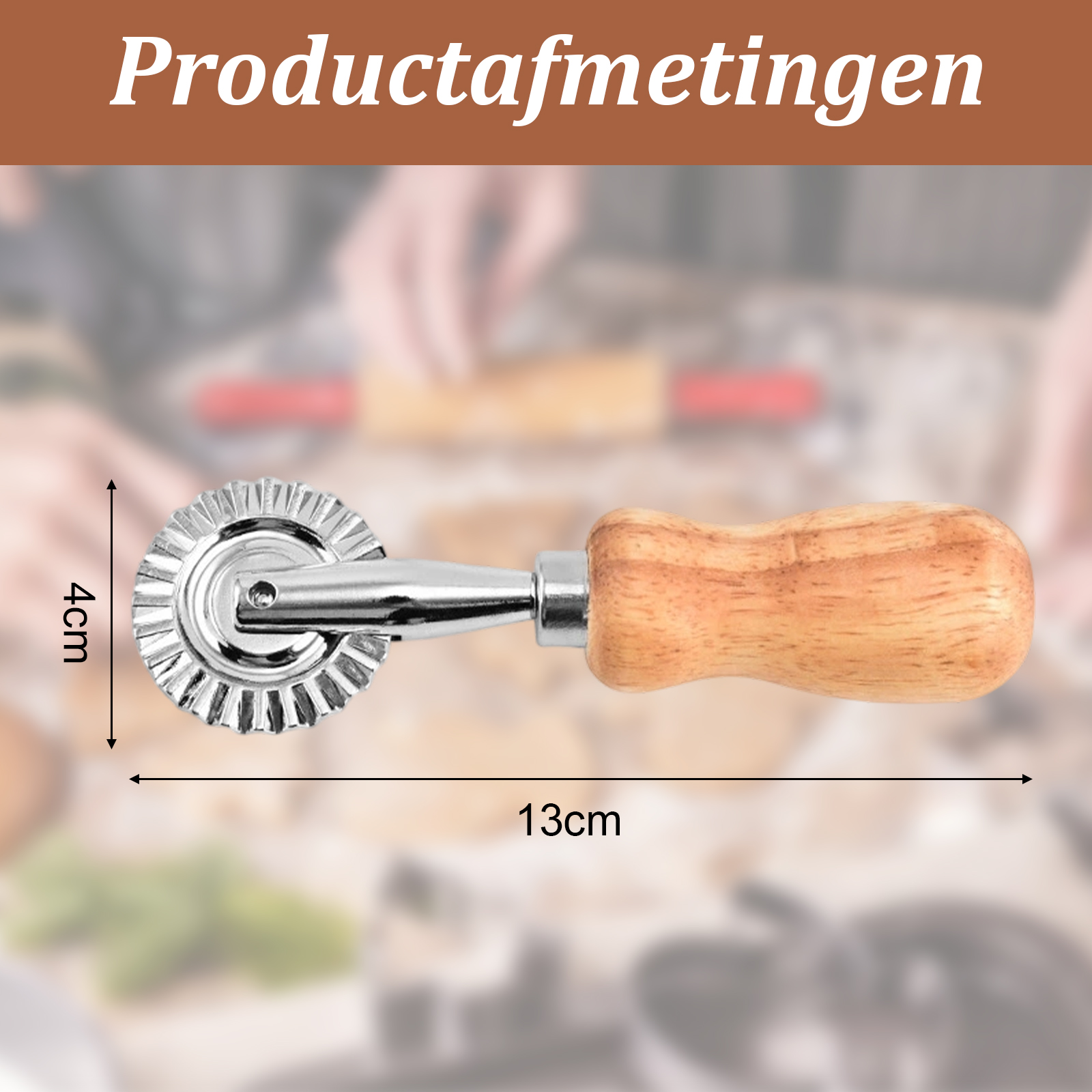 Ein Nudelrad mit Holzgriff und Maßangaben von 4cm mal 13cm.