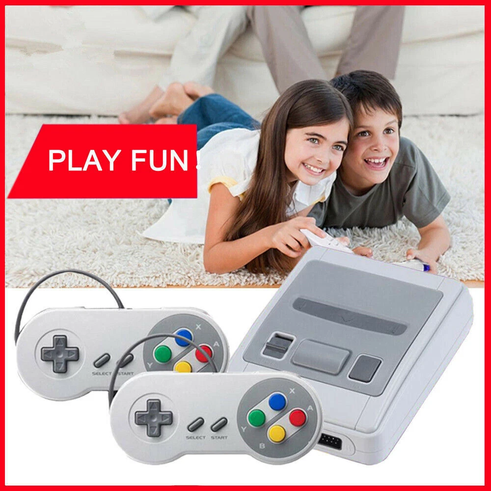 Zwei glückliche Kinder liegen auf dem Teppich und spielen mit einer grauen Retro-Spielkonsole.