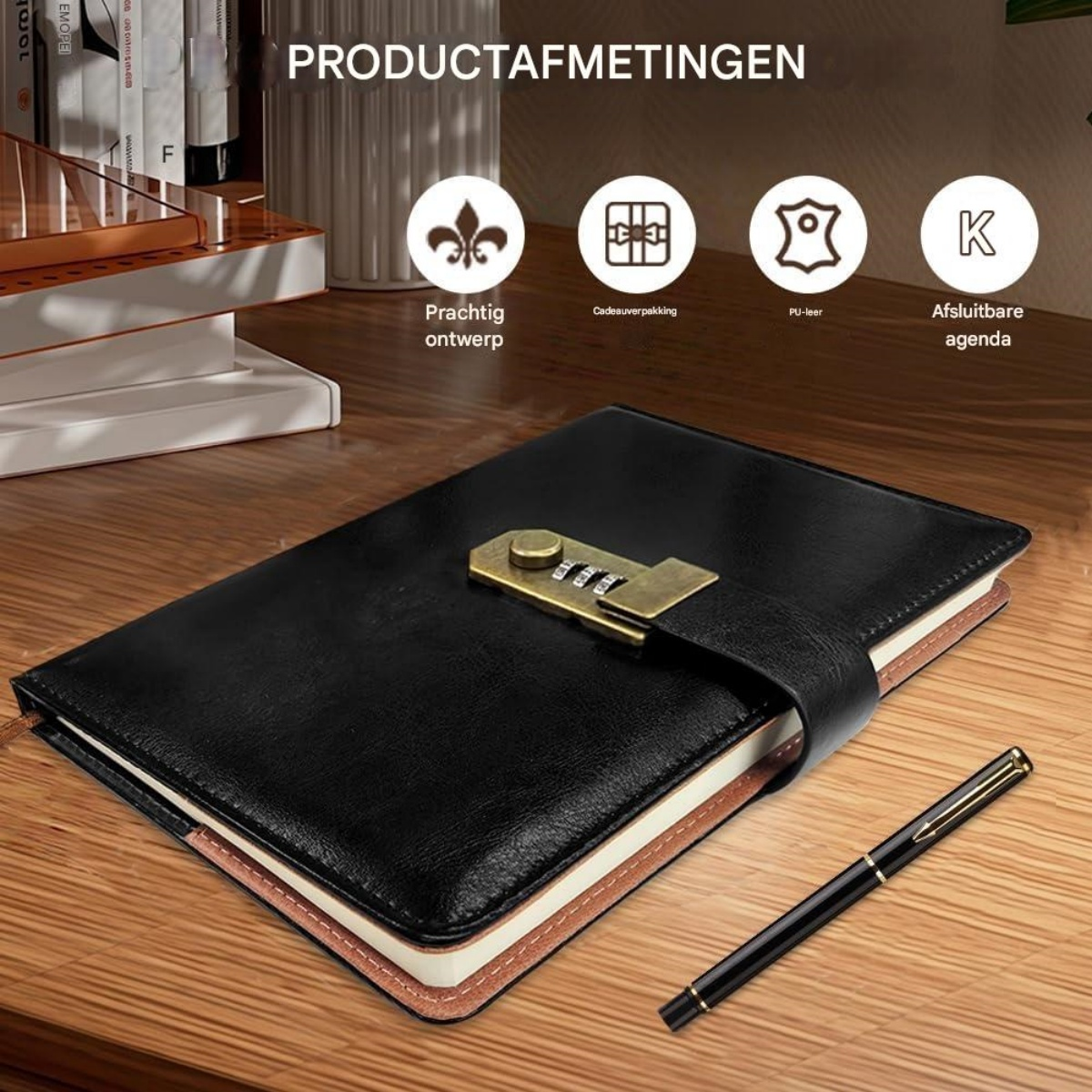 Ein schwarzes Notizbuch mit Zahlenschloss und Stift liegt auf einem Holztisch neben gestapelten Büchern.