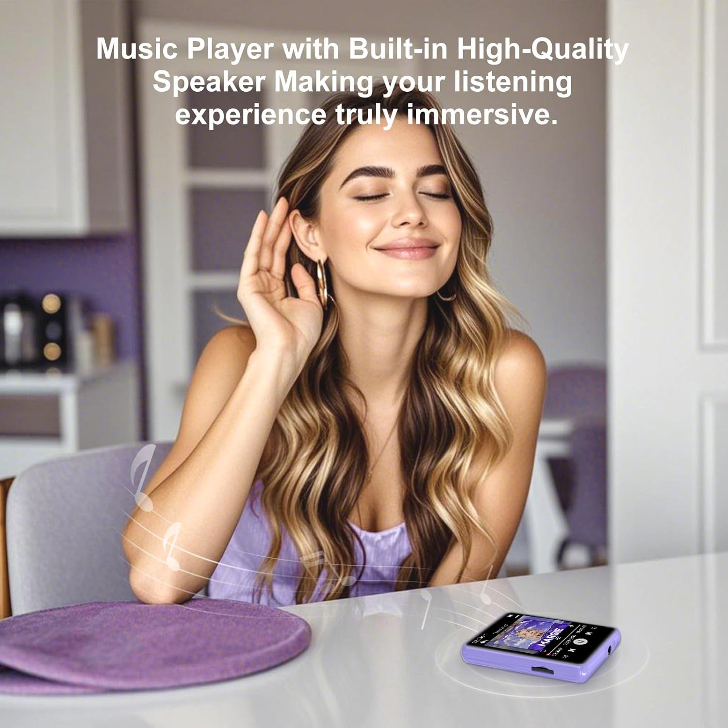 Eine Frau lächelt mit geschlossenen Augen und hört Musik von einem lila Player.