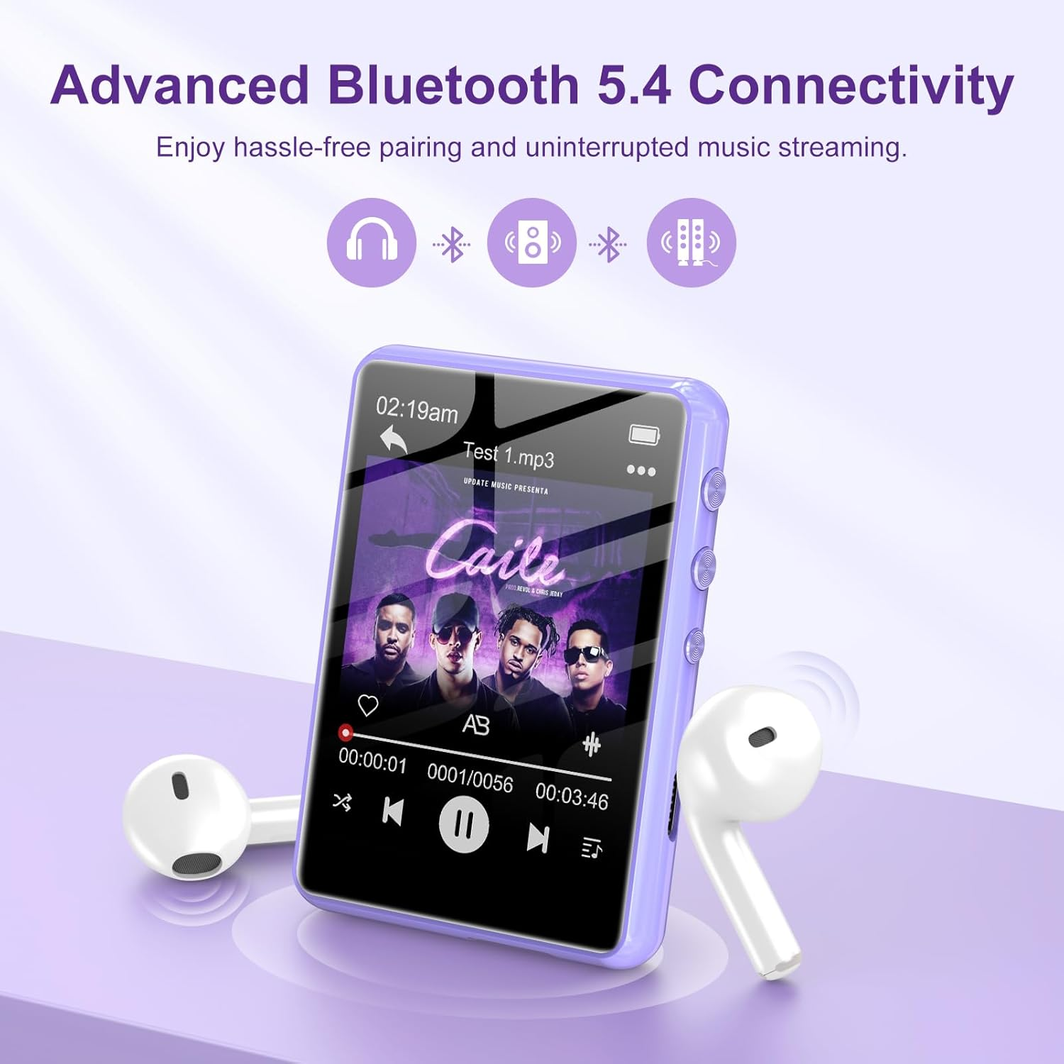 Ein lilafarbener MP3-Player mit Musikwiedergabe steht auf einer lilafarbenen Fläche, flankiert von weißen Ohrstöpseln.