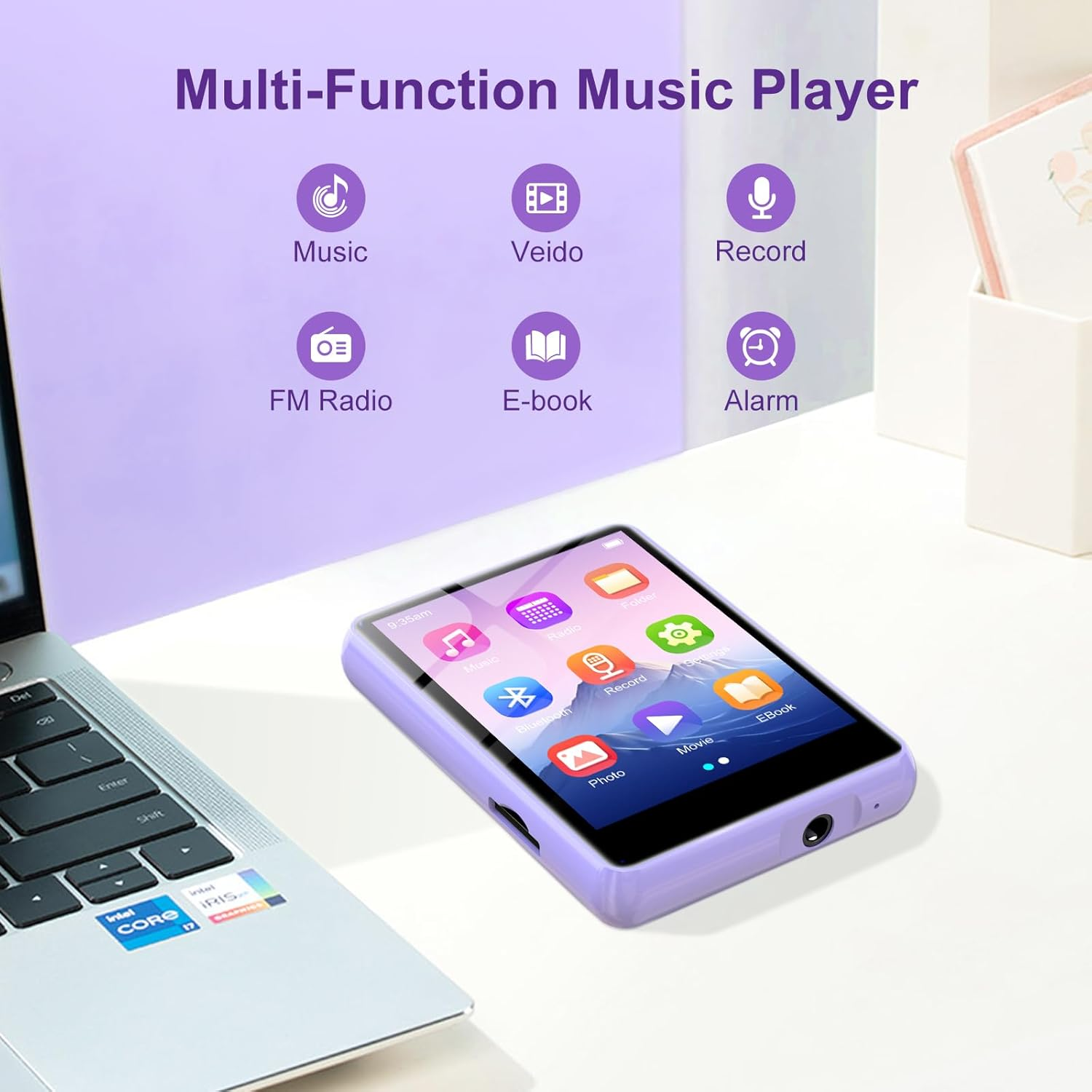 Ein lilafarbener Musikplayer auf einem Tisch neben einem Laptop zeigt verschiedene Funktionen und App-Symbole.