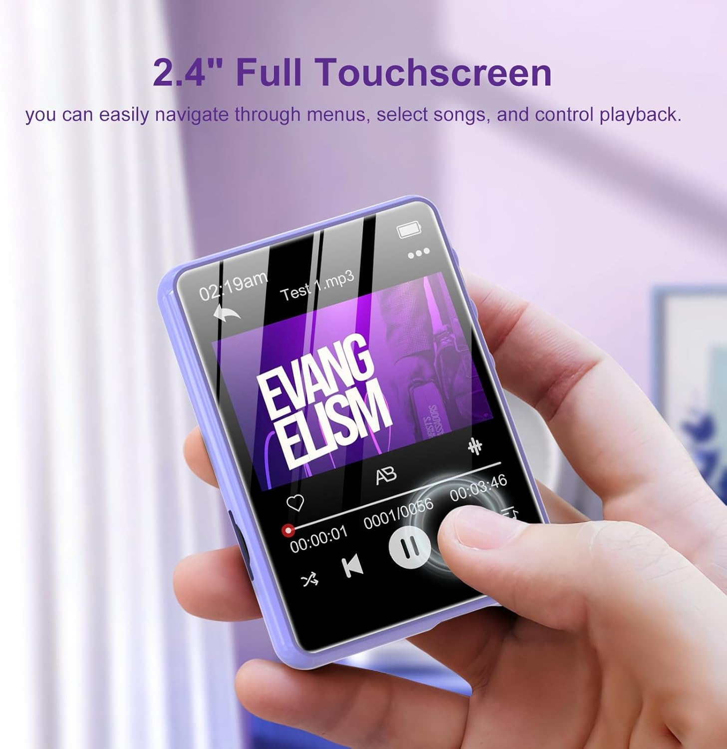 Hand hält einen violetten MP3-Player mit einem 2,4-Zoll-Touchscreen, der ein Musikalbum anzeigt.