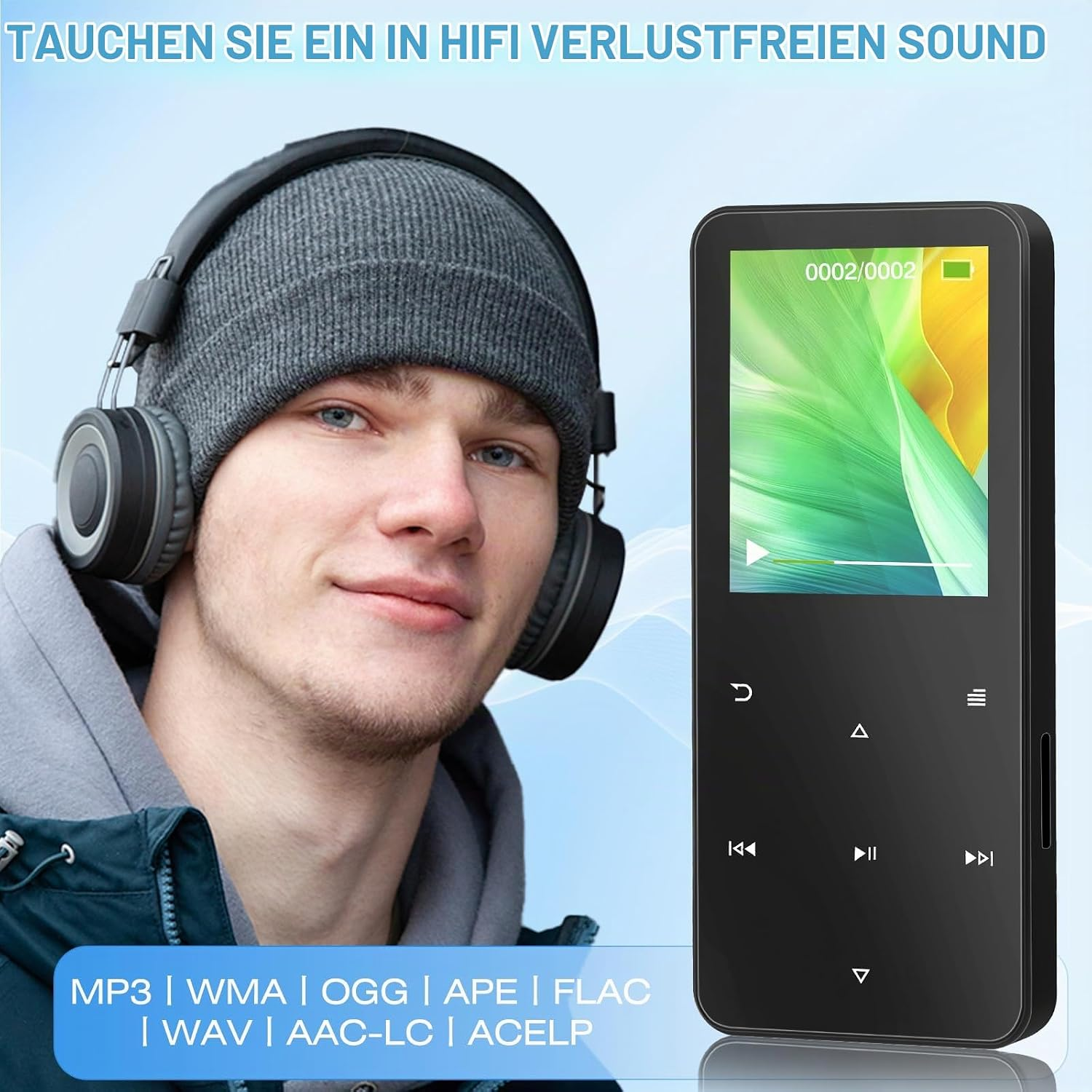 Ein Mann mit Mütze und Kopfhörern lächelt neben einem digitalen Musikplayer.