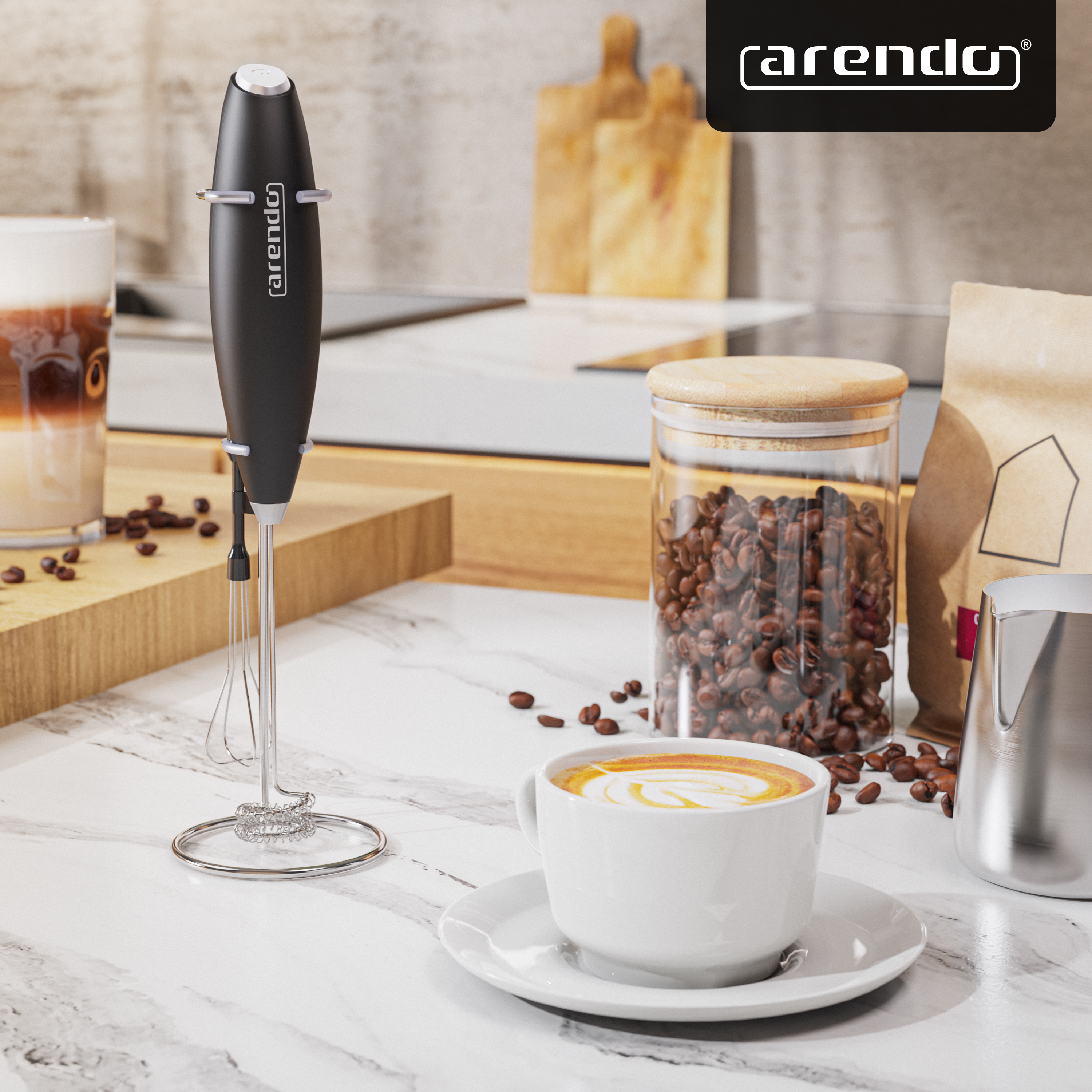 Schwarzer Arendo-Milchaufschäumer auf einer Küchenarbeitsplatte neben einer Kaffeetasse und Kaffeebohnen.