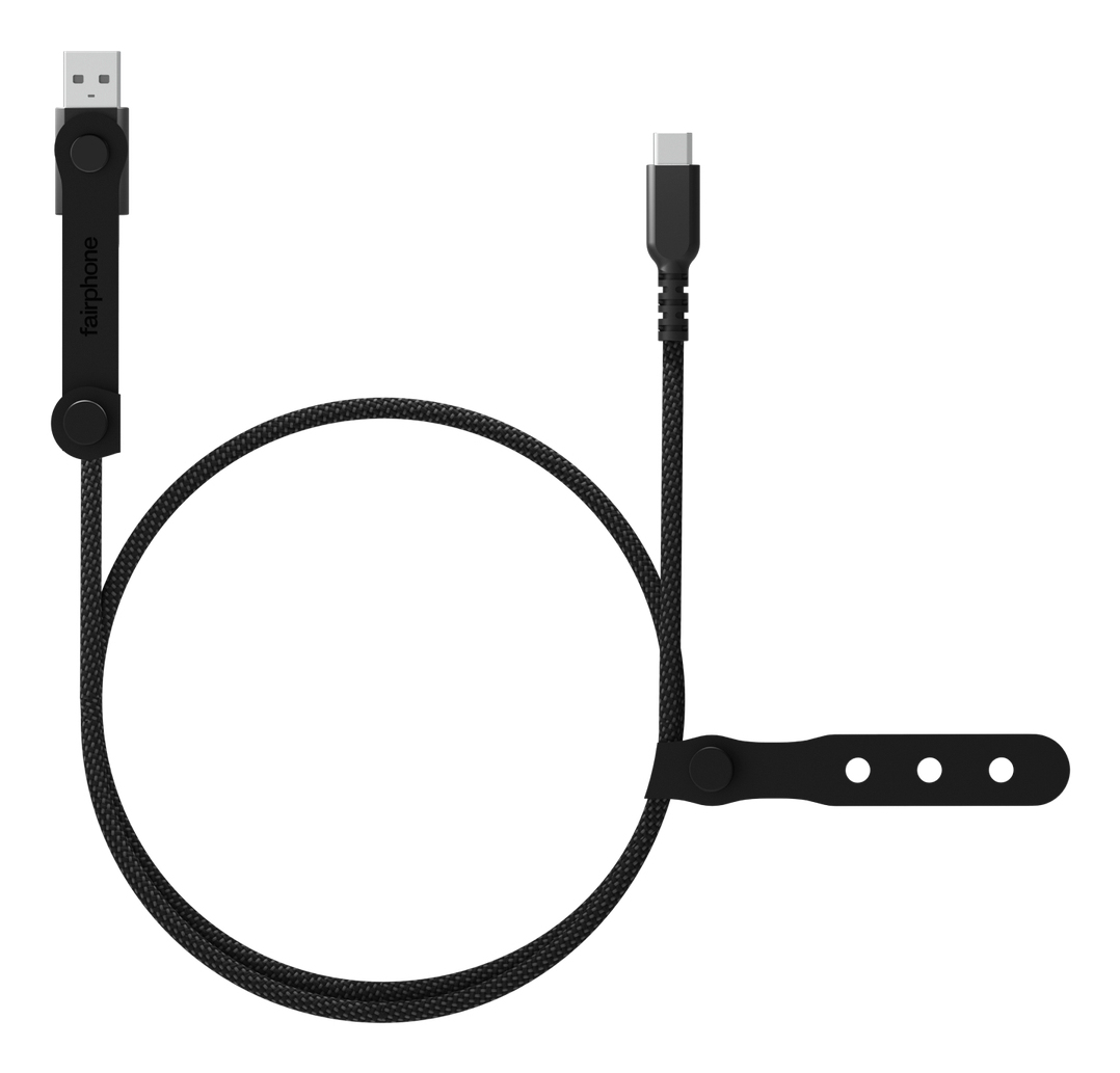 Ein schwarzes Fairphone-USB-Kabel mit Steckern an beiden Enden auf weißem Hintergrund.