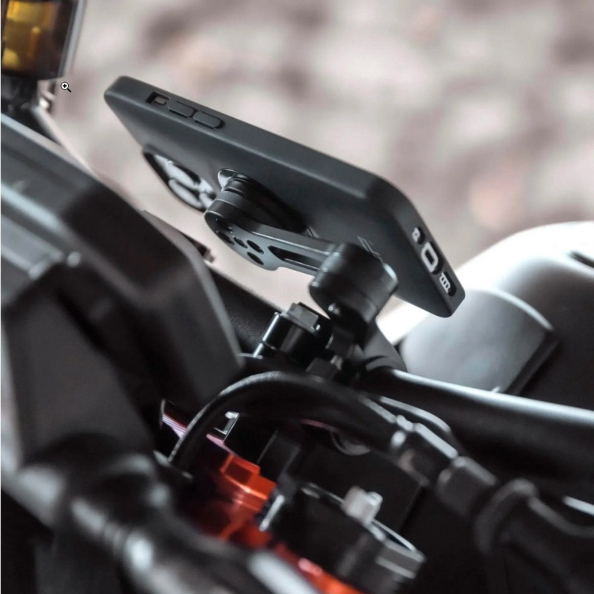 Ein Smartphone ist sicher mit einer Halterung am Lenker eines Motorrads befestigt.