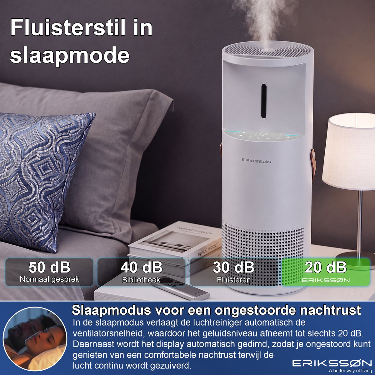 Ein weißer Luftreiniger auf einem Nachttisch gibt Nebel ab, neben einem Bett mit Kissen und Lampe.