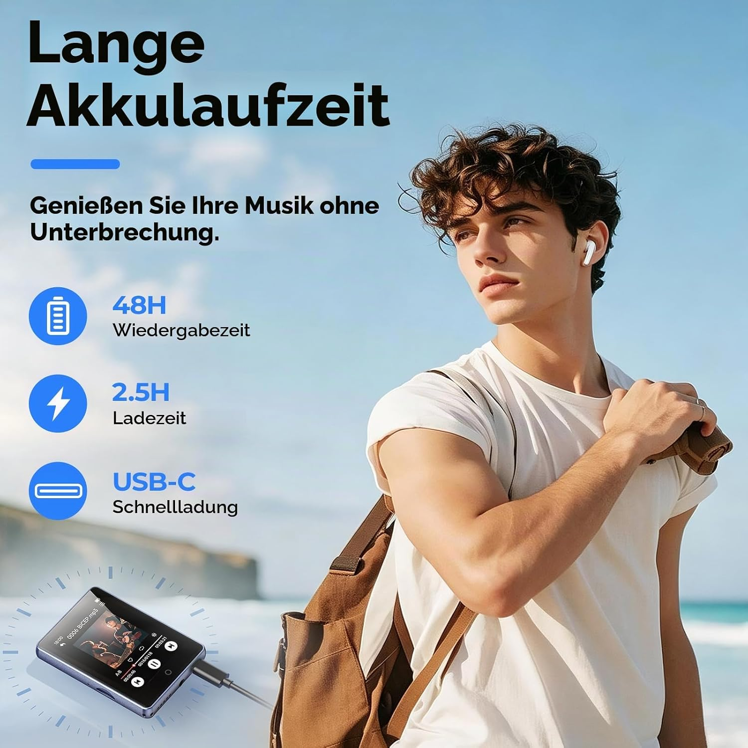 Ein junger Mann mit Kopfhörern und Rucksack steht am Strand mit Infografiken zu Akkulaufzeit und MP3-Player.