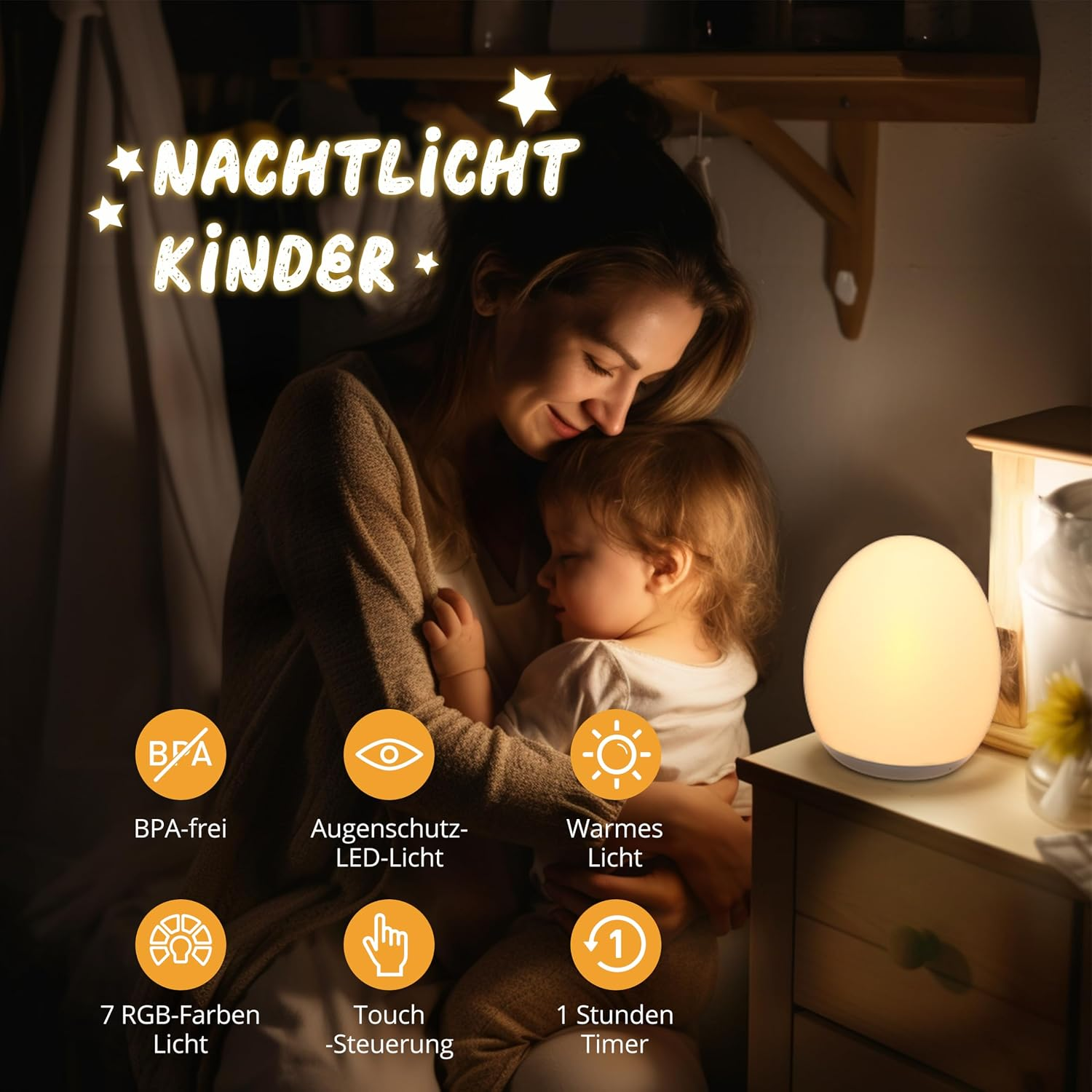 Mutter hält ihr Kind im Arm neben einem warm leuchtenden Ei-Nachtlicht auf dem Nachttisch.