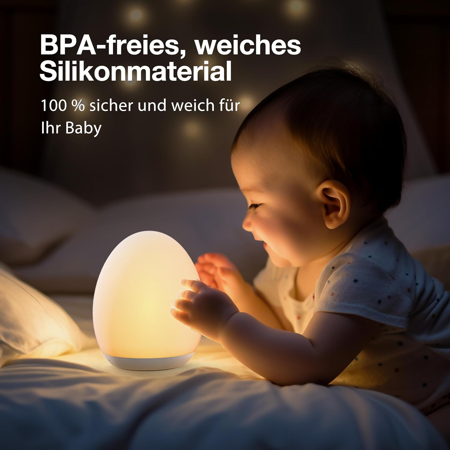 Ein Baby liegt auf einem Bett und berührt eine Leuchte in Eiform mit warmem Licht.