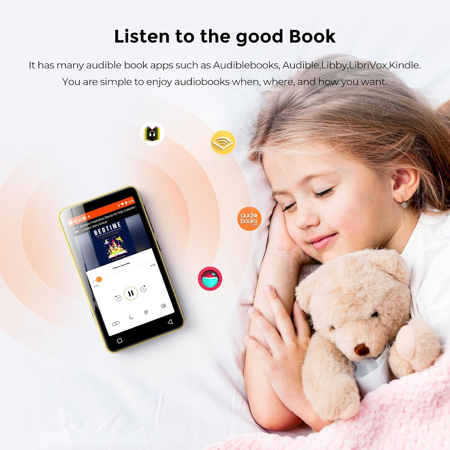 Ein Kind schläft friedlich mit einem Teddybär, während ein Smartphone mit einer Hörbuch-App auf dem Bett liegt.